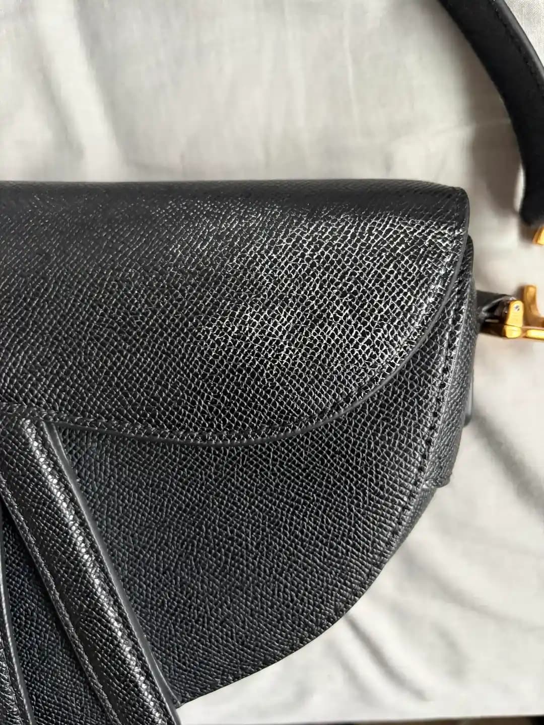 Deri Çantalarda Beyaz Lekelerin Nedenleri ve Etkili Temizleme Yöntemleri