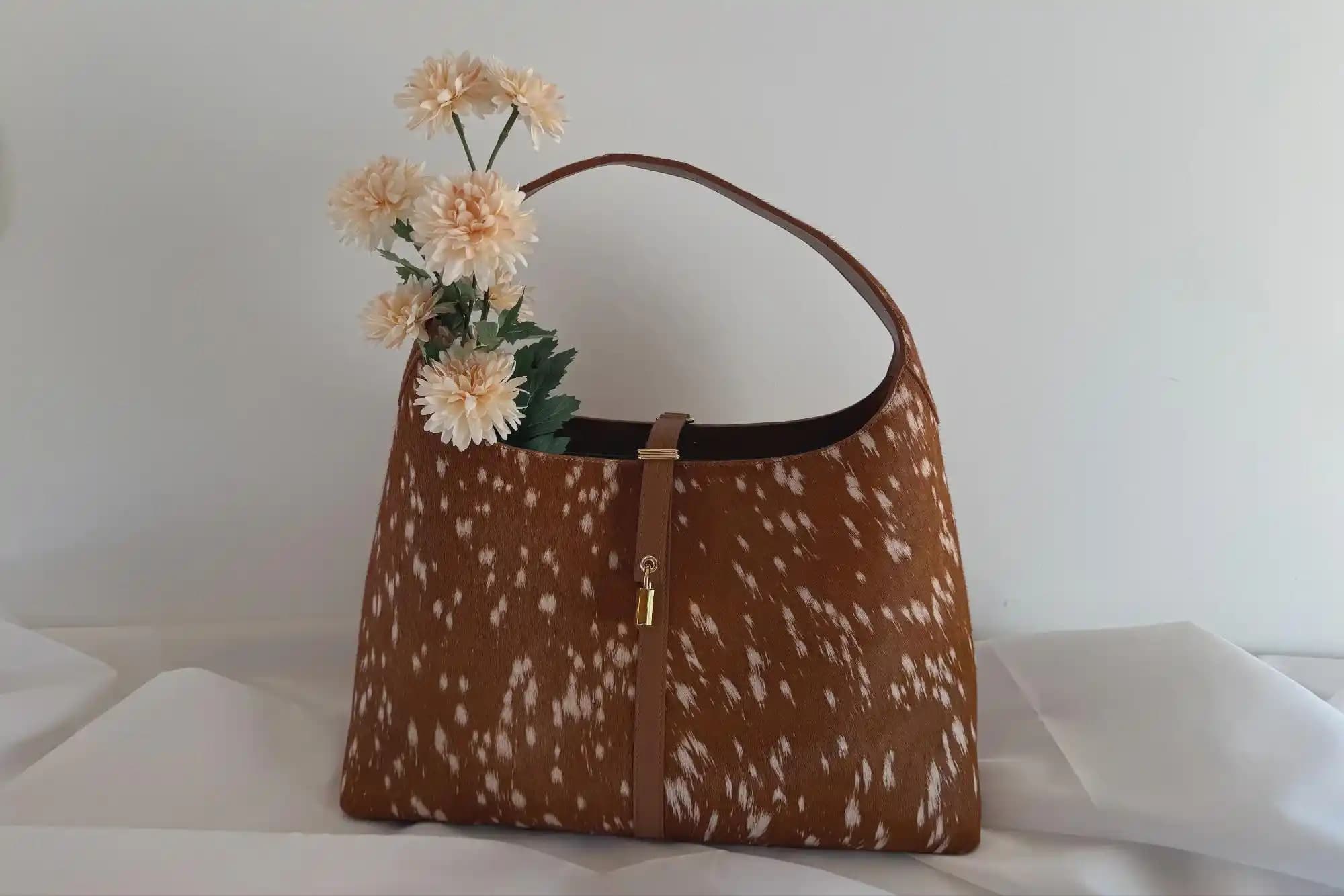 Geyik Desenli Çantalar: Moda Dünyasında Yeni Estetik ve Fonksiyonel Trendler