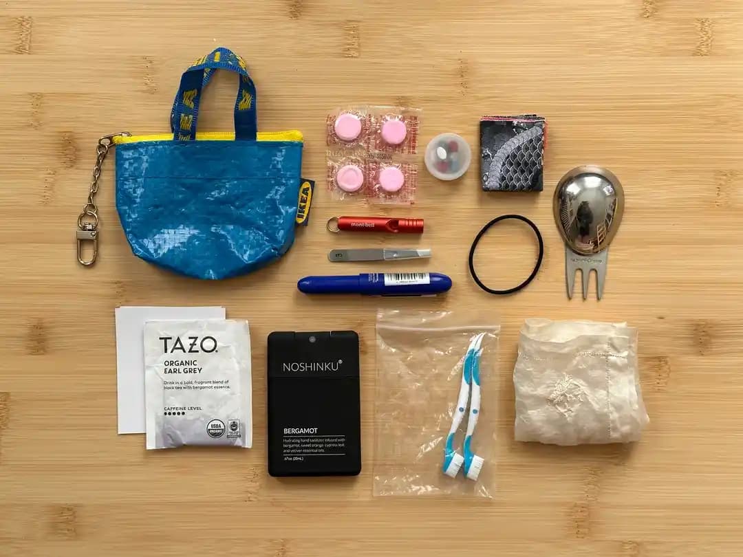 Seyahat ve Günlük Kullanım İçin Küçük Essentials Çantası Optimizasyonu ve İçerik Rehberi