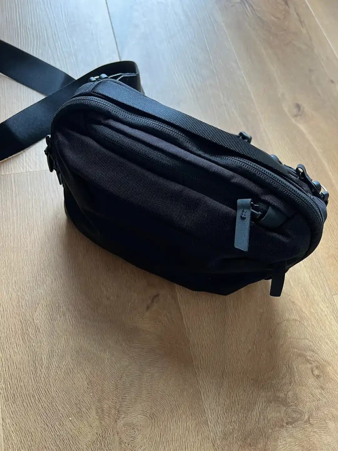 Toshi 2.5L Sling Çanta: Kompakt Tasarım ve Fonksiyonellik Üzerine Kapsamlı İnceleme