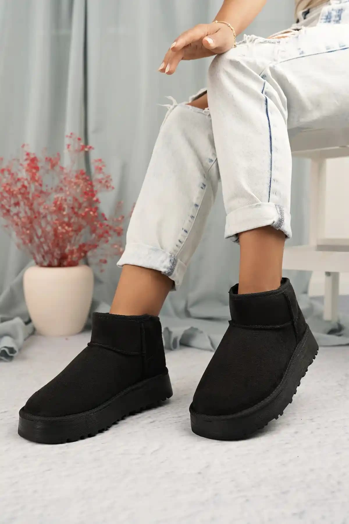 Camaiore Mini Siyah Süet Yarım Bot Kadınlar İçin Şık ve Konforlu Kış Ayakkabısı