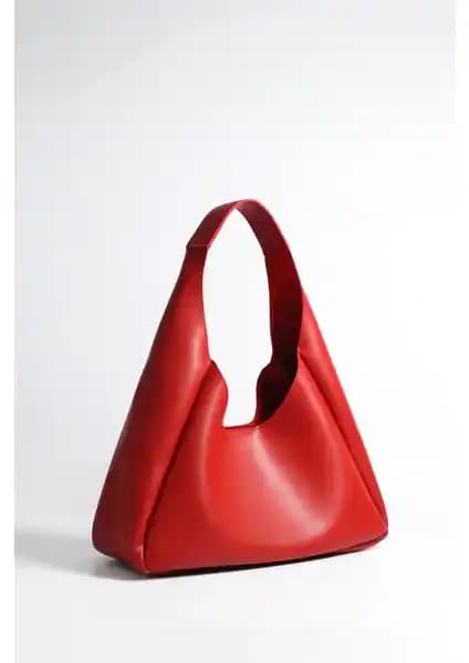 Kadın Çantası Karşılaştırması: Kırmızı Suni Deri ve Siyah Astarlı Modeller