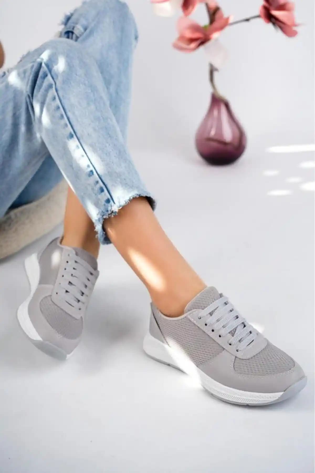 Kadın Fileli Sneaker: Günlük Şıklık ve Konfor Sunan Modern Tasarım