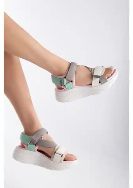 Kadınlar İçin Günlük Kullanıma Uygun Spor Sandalet Dolgu Topuk Tasarımı