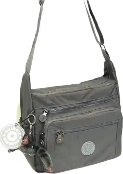 Klinkır Gri Anahtarlık Hediyeli Bol Cepli Çapraz Askılı Kadın Çanta Özellikleri ve Kullanım Avantajları