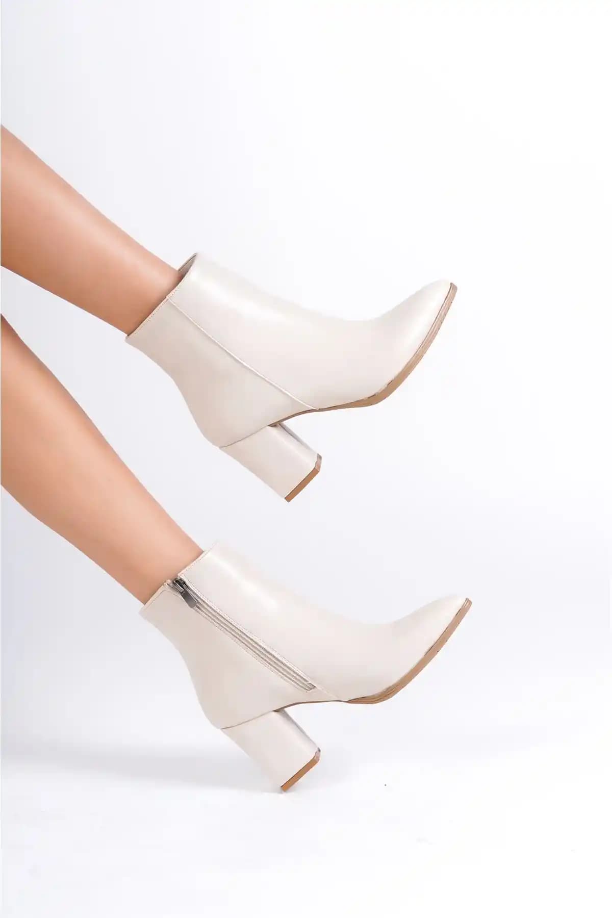 Sefayol Kadın Bej Mat Deri Fermuarlı Topuklu Bot Şıklık ve Konfor Bir Arada