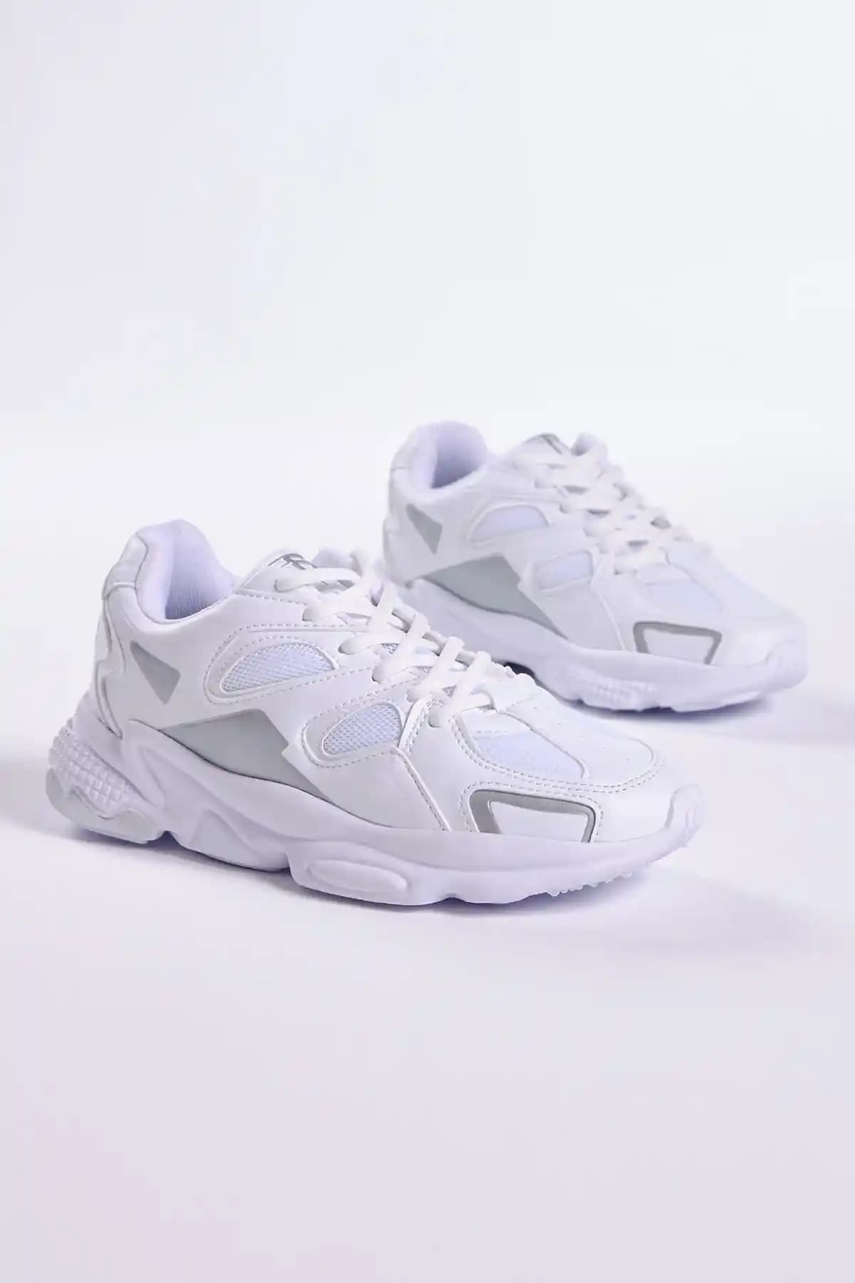 Tonny Black Beyaz Spor Ayakkabı TB252: Şıklık ve Konforu Bir Arada Sunan Dayanıklı Model