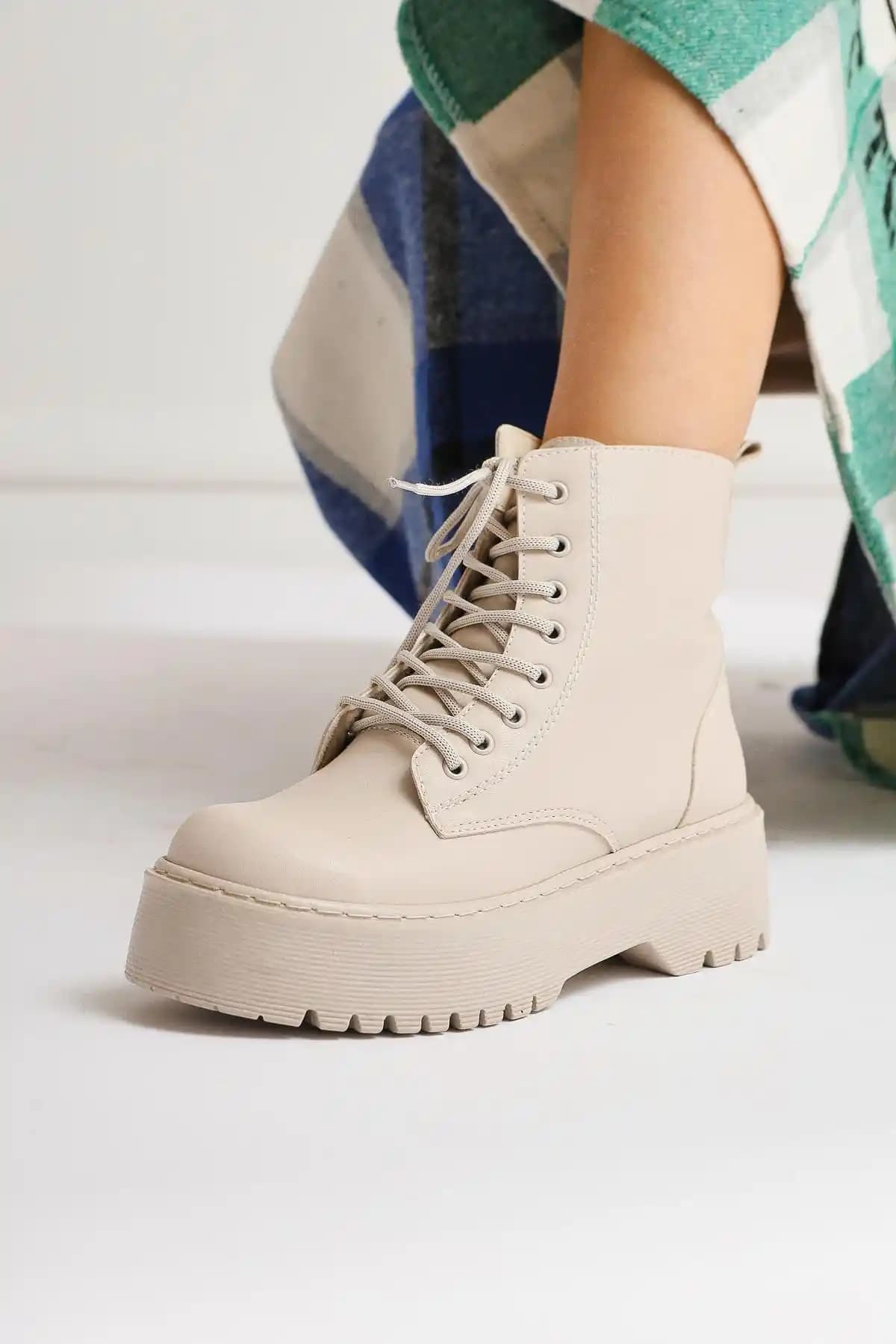 Aleza Shoes Kalın Topuk Fermuarlı Krem Kadın Botu Şıklık ve Konfor Sunan Kış Ayakkabısı