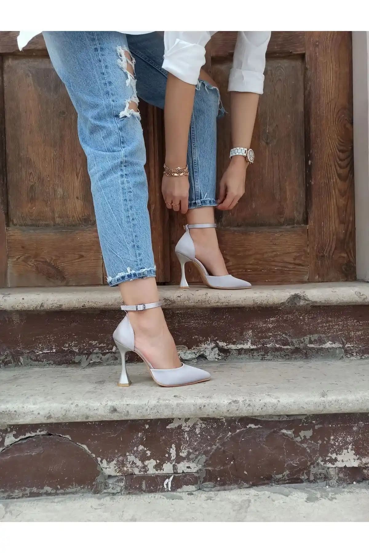 Atelierby DS Gümüş Saten Topuklu Ayakkabı Kadınlar İçin Şık ve Zarif Tasarım