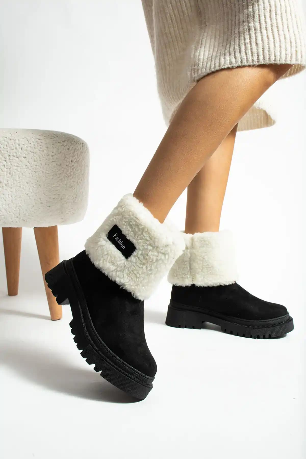 Ayax Siyah Süet Kürklü Kadın Bot: Şıklık ve Konforu Bir Arada Sunan Modern Tasarım
