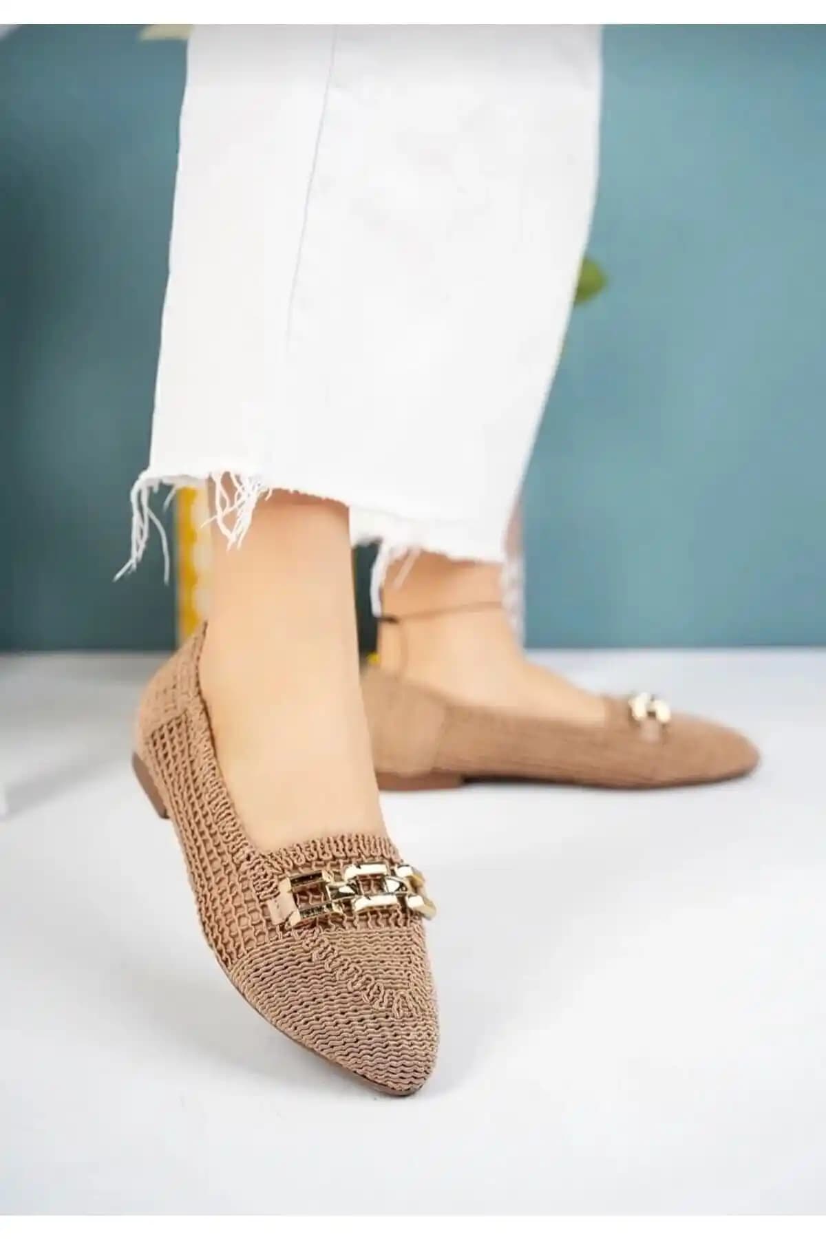 Bera Kadın Zincir Detaylı Örgü Babet: Şıklık ve Konforun Bir Arada Sunulduğu Günlük Ayakkabı