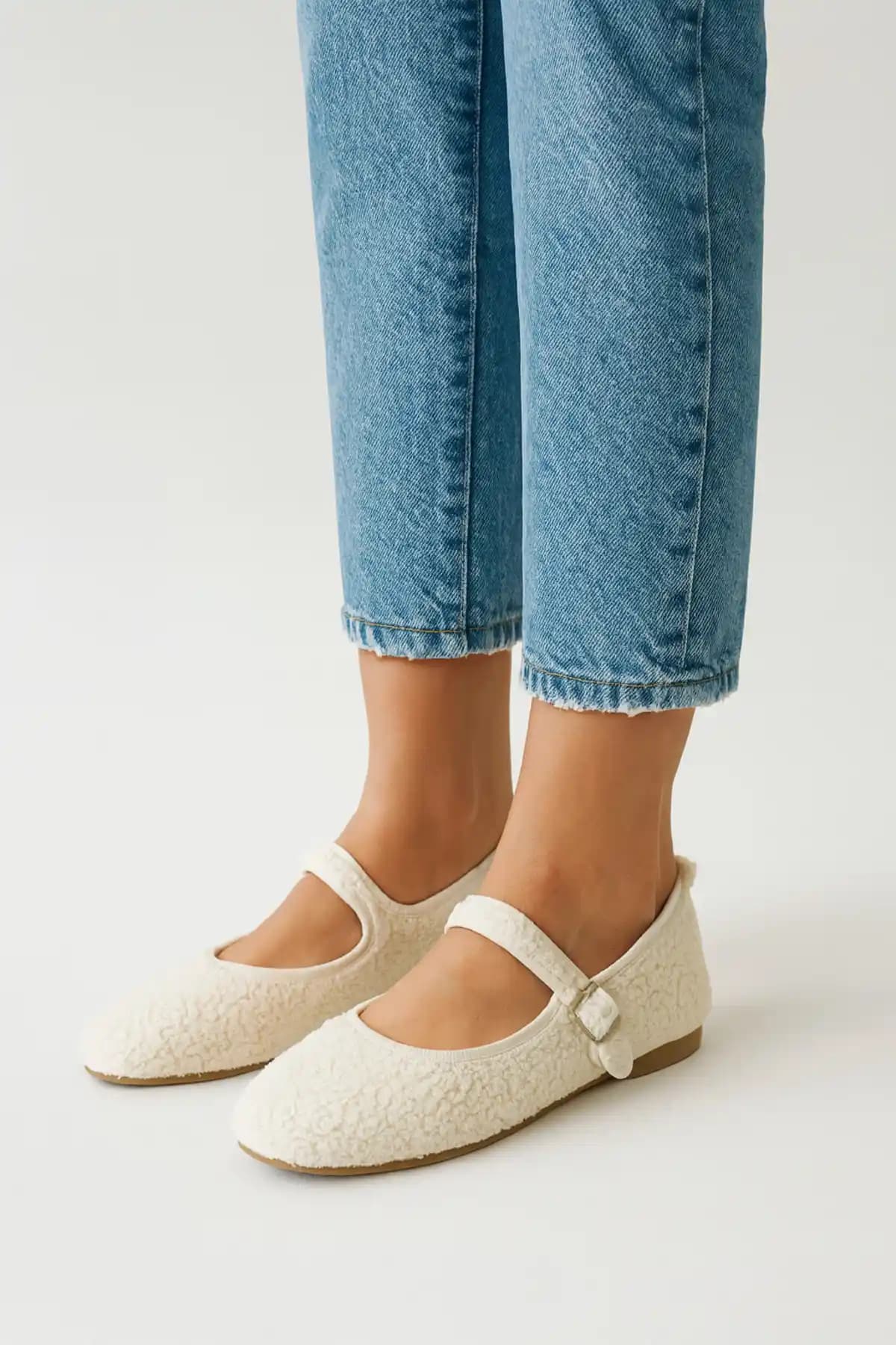 Beyond Beyaz Mary Jane Teddy Peluş Babet: Şıklık ve Konforu Bir Arada Sunan Günlük Ayakkabı