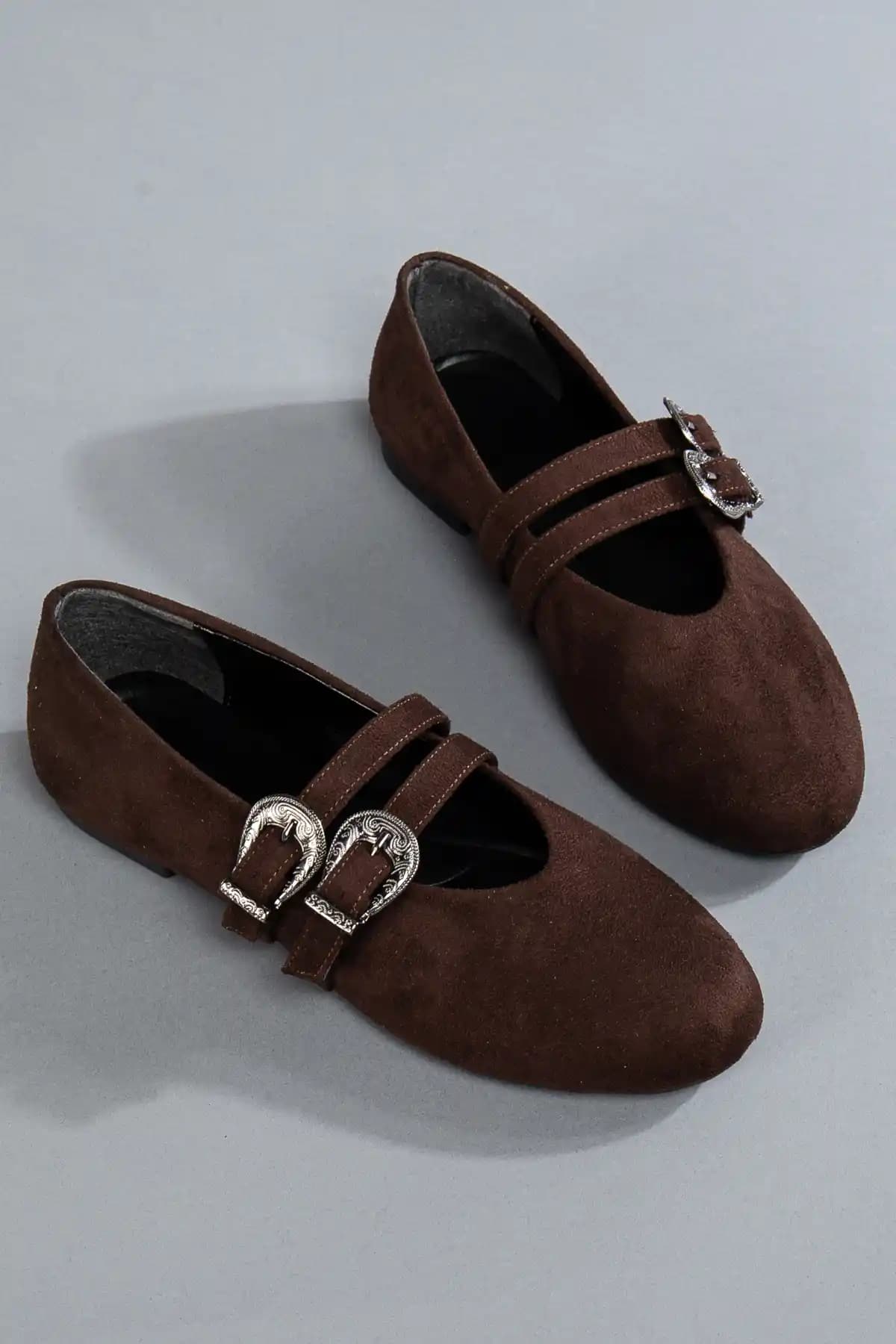 Camaiore Kadın Acı Kahve Süet Tokalı Babet: Şıklık ve Konforun Buluşması