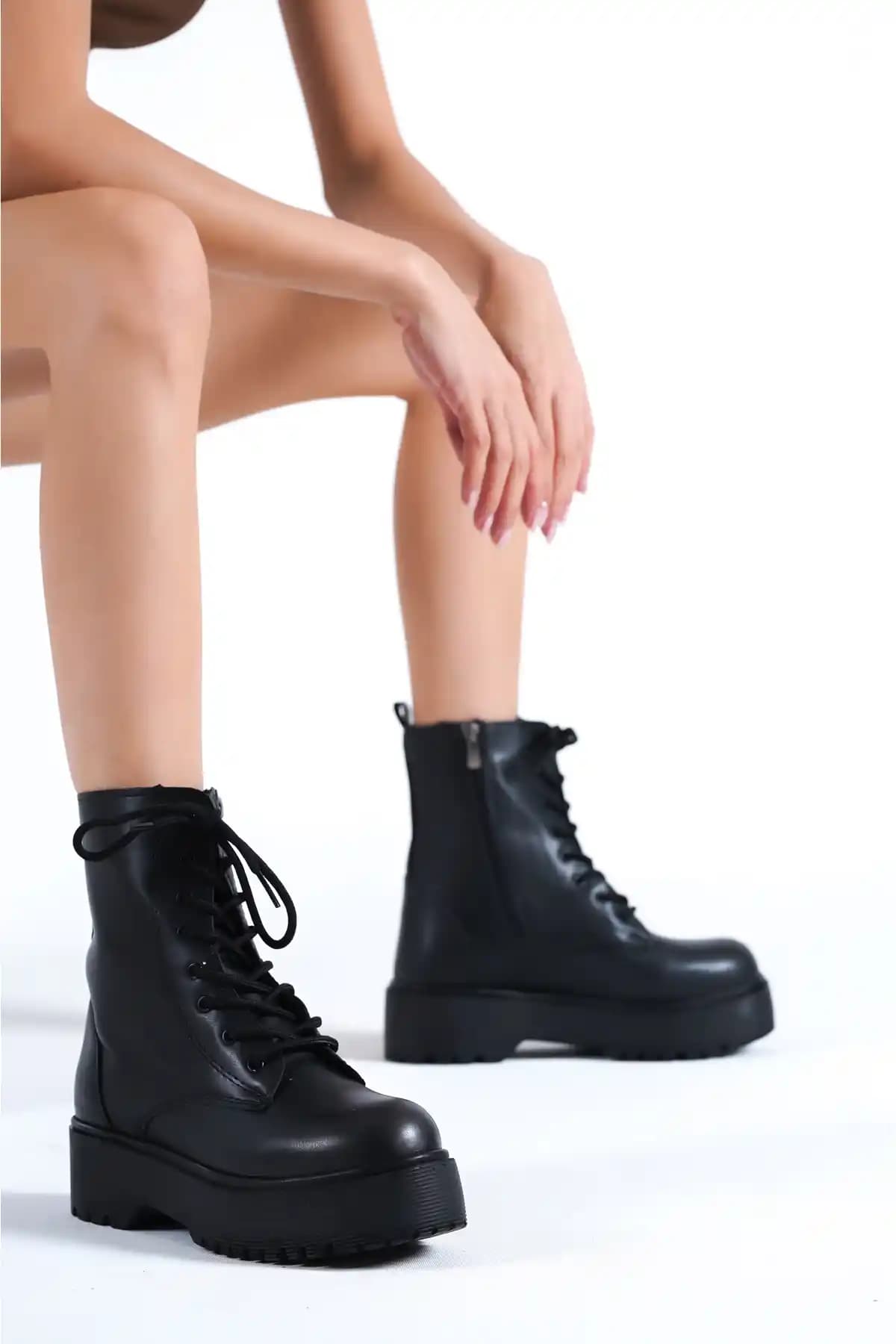 Capone Outfitters Kadın Botları: Şıklık ve Konforu Bir Arada Sunan Kış Modelleri