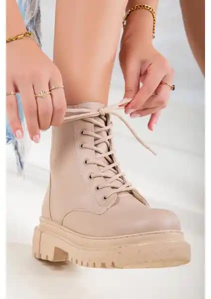 Daxtors D0099 Kadın Kışlık Bot: Şıklık ve Fonksiyonellik Bir Arada