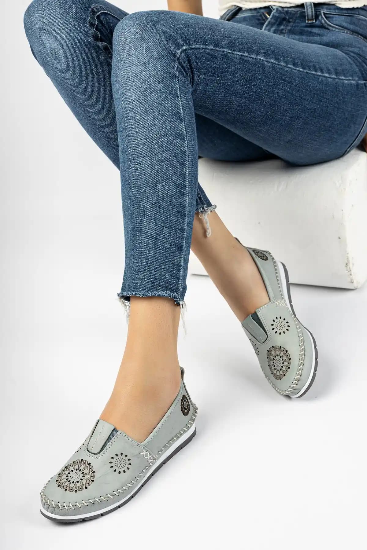 Deripabuc Hakiki Deri Mavi Kadın Babetleri Şıklık ve Konforu Bir Arada Sunar