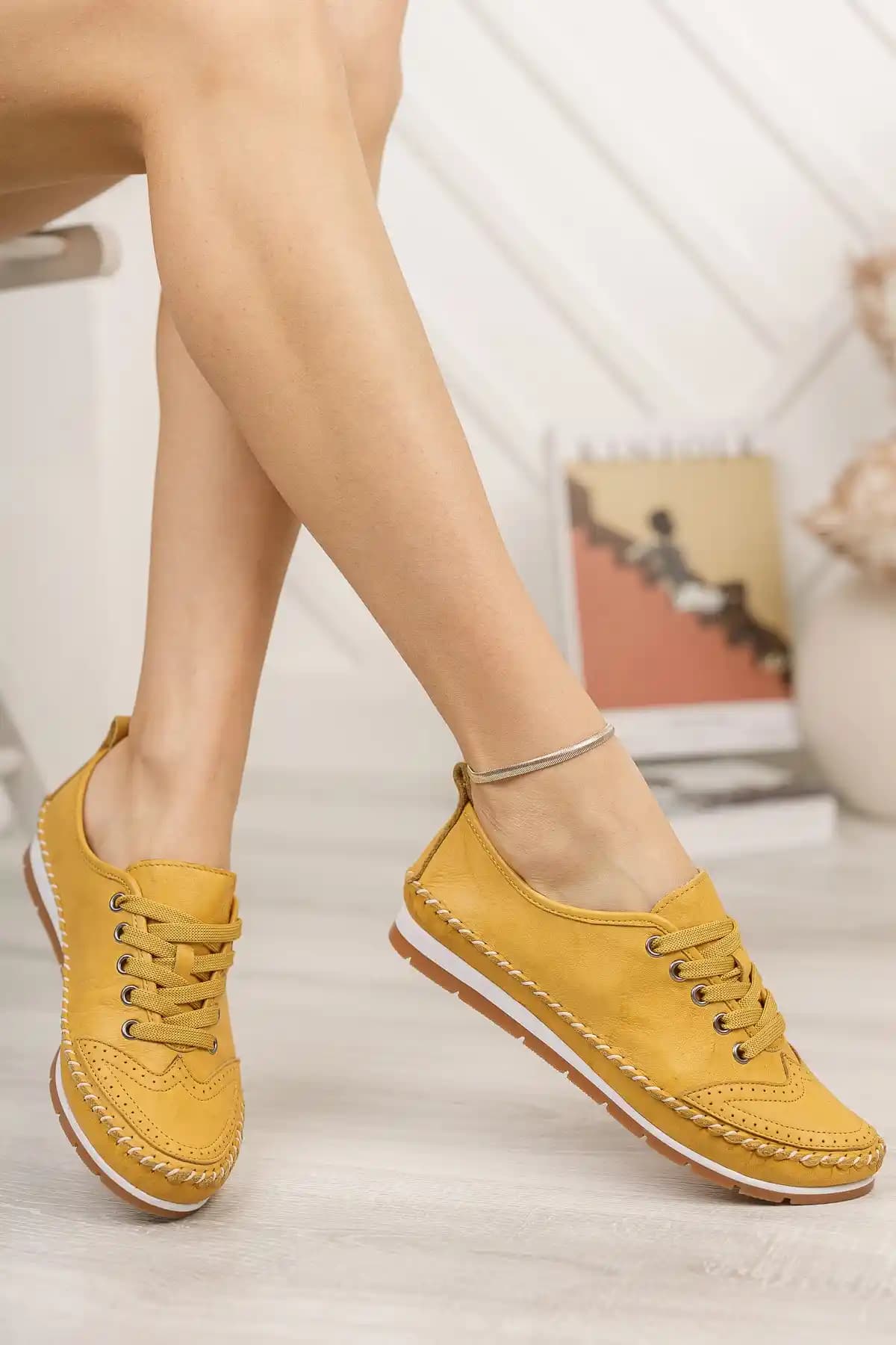 Deripabuc Hakiki Deri Sarı Kadın Babet: Şıklık ve Konforun Buluşması