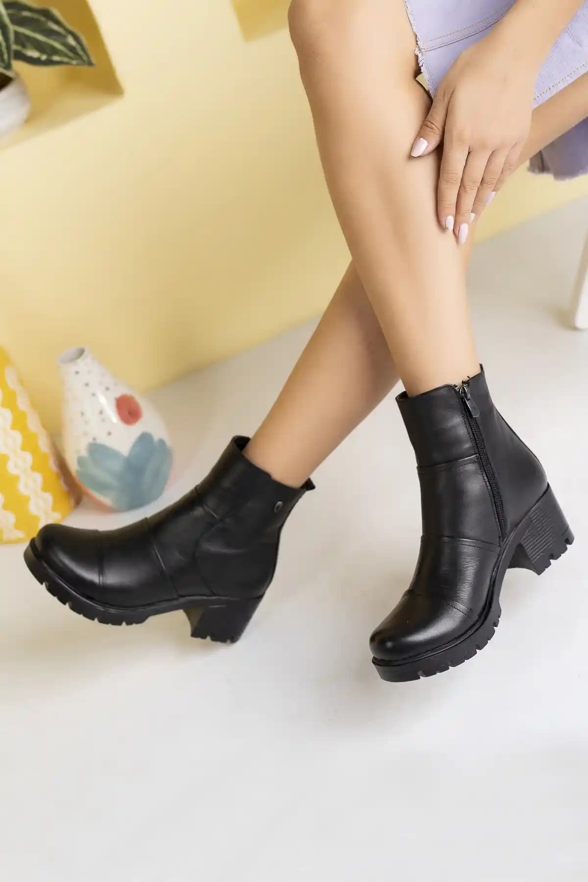 Diego Carlotti Hakiki Deri Topuklu Günlük Kadın Botu Şıklık ve Konfor Sunar