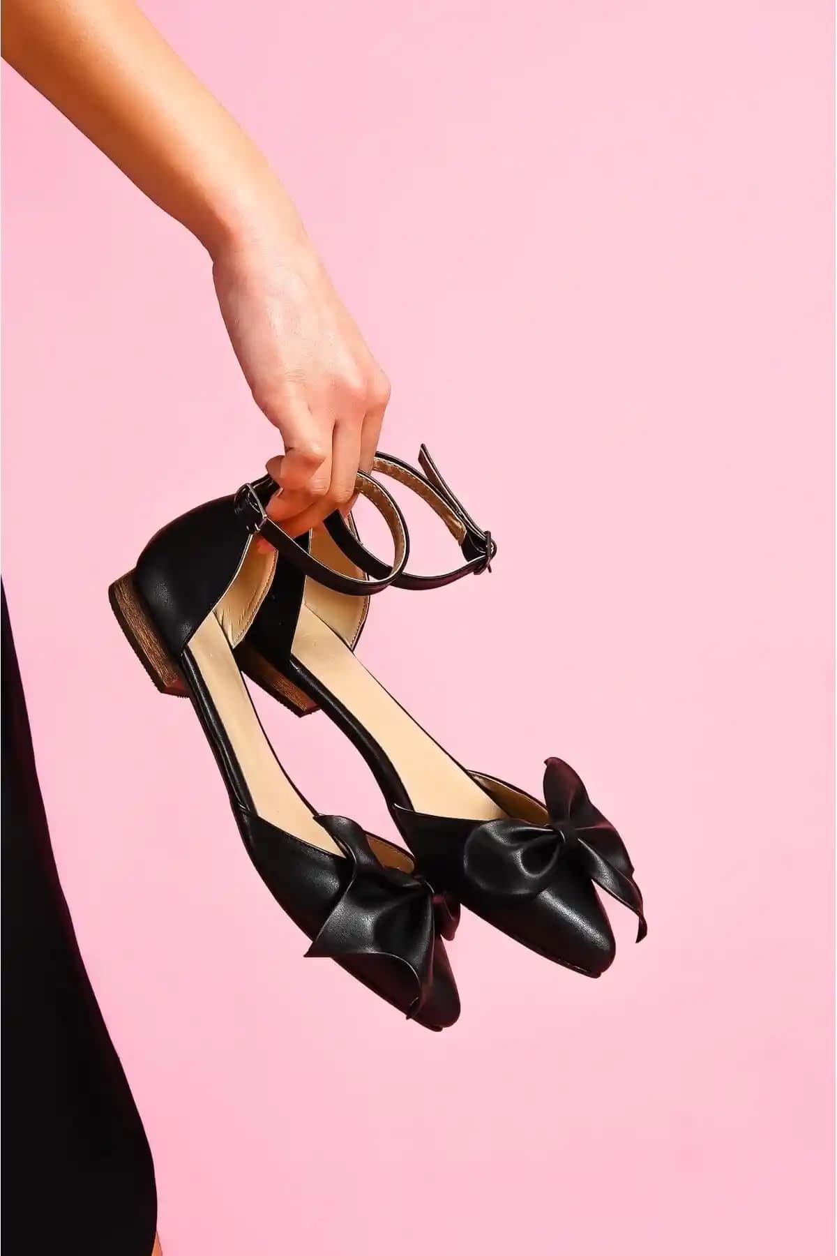 DİVOLYA Mambo Siyah Fiyonklu Bilekten Bantlı Sivri Burun Günlük Babet Özellikleri ve Kullanım İpuçları