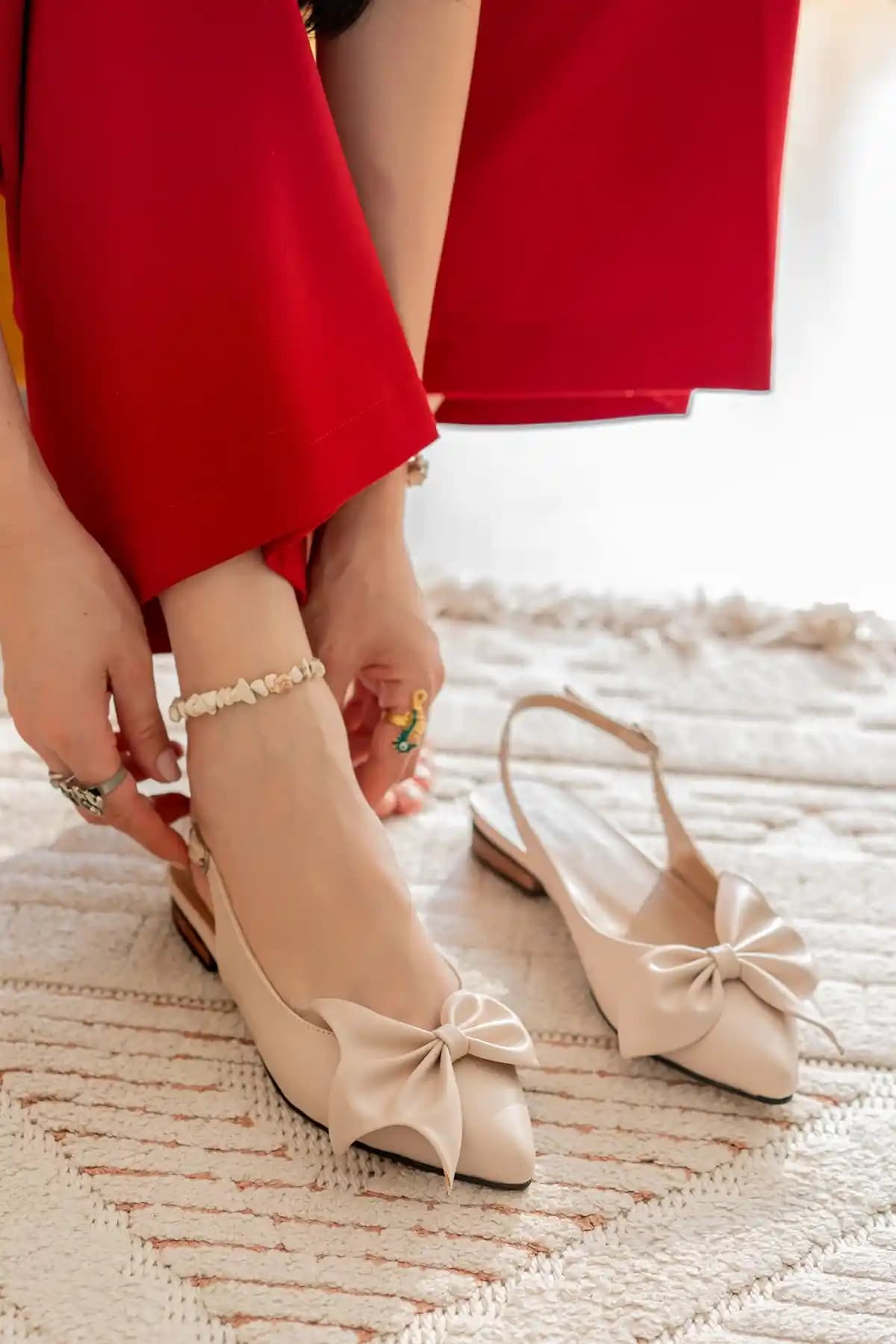 DİVOLYA Nunka Bej Fiyonklu Bilekten Bantlı Günlük Sivri Burun Babette 2 cm Topuklu