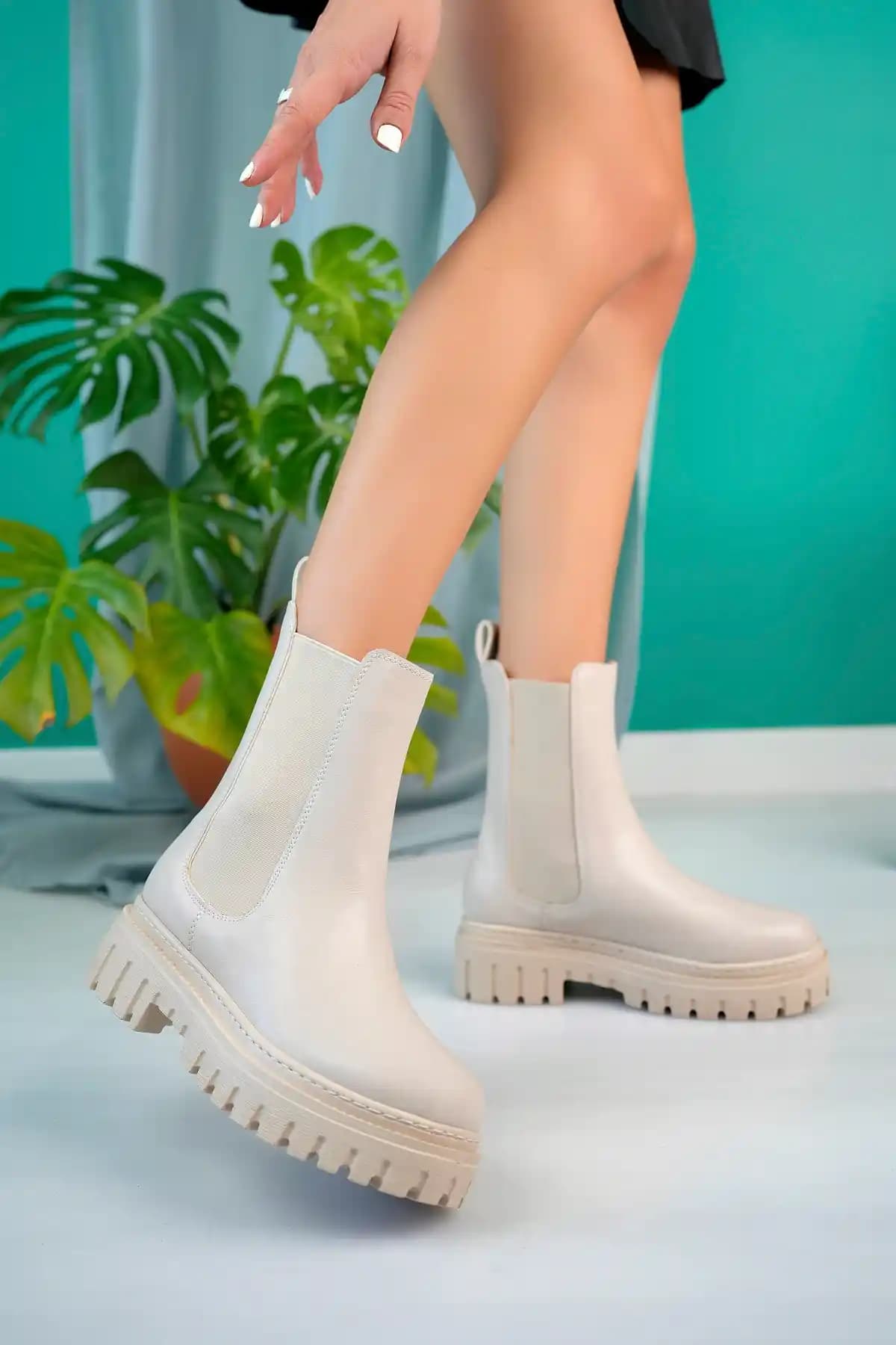 Duhem Shoes Bej Kadın Deri Ortopedik Postal Bot: Şıklık ve Konforun Mükemmel Buluşması