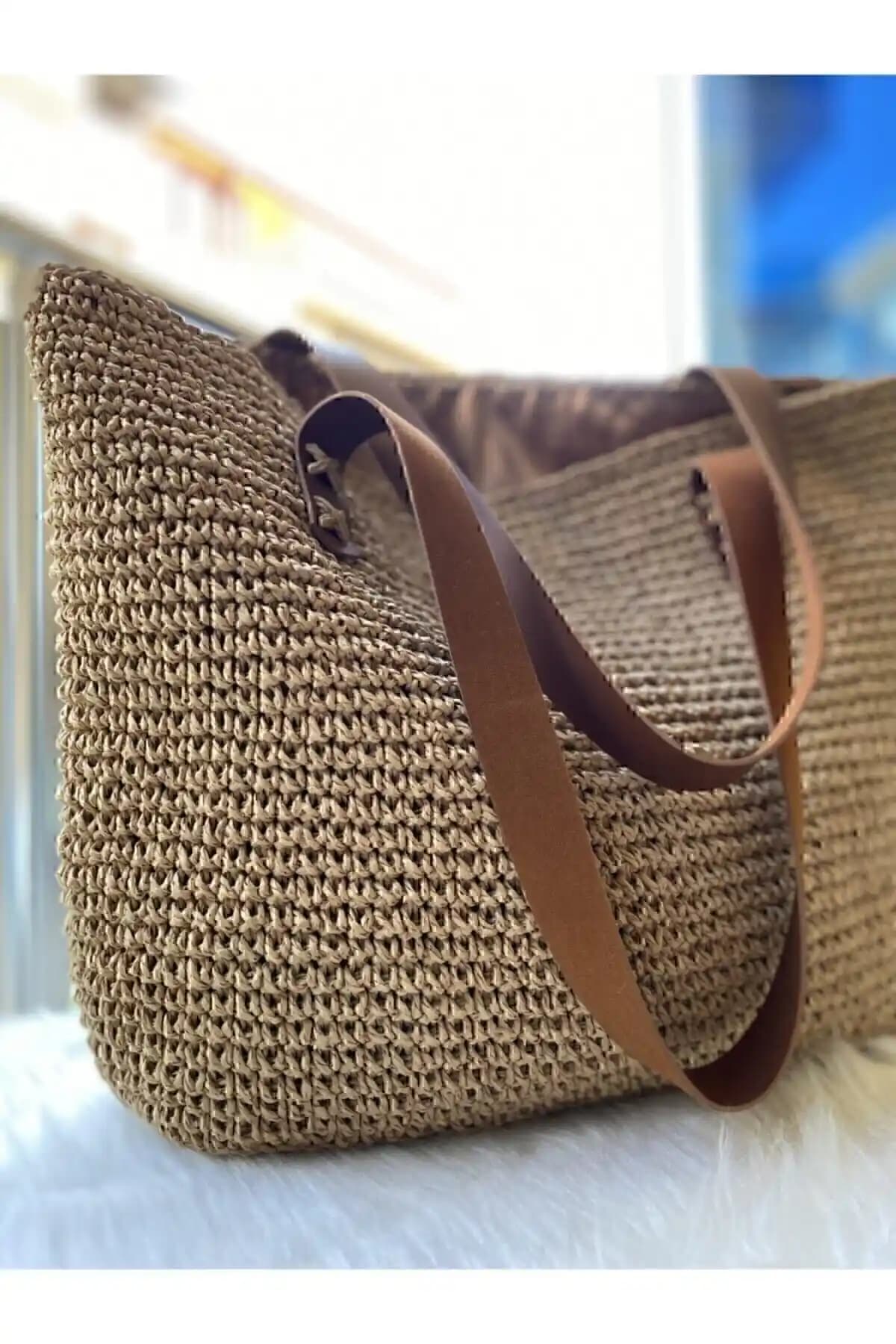 El Yapımı Kahverengi ve Krem Renkli Hasır Çanta: Günlük Şıklık ve Fonksiyonellik Bir Arada