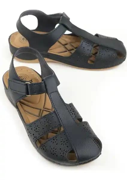 Gezer Yazlık Kadın Pu Ayarlanabilir Sandalet: Şıklık ve Konforun Bir Arada Sunumu