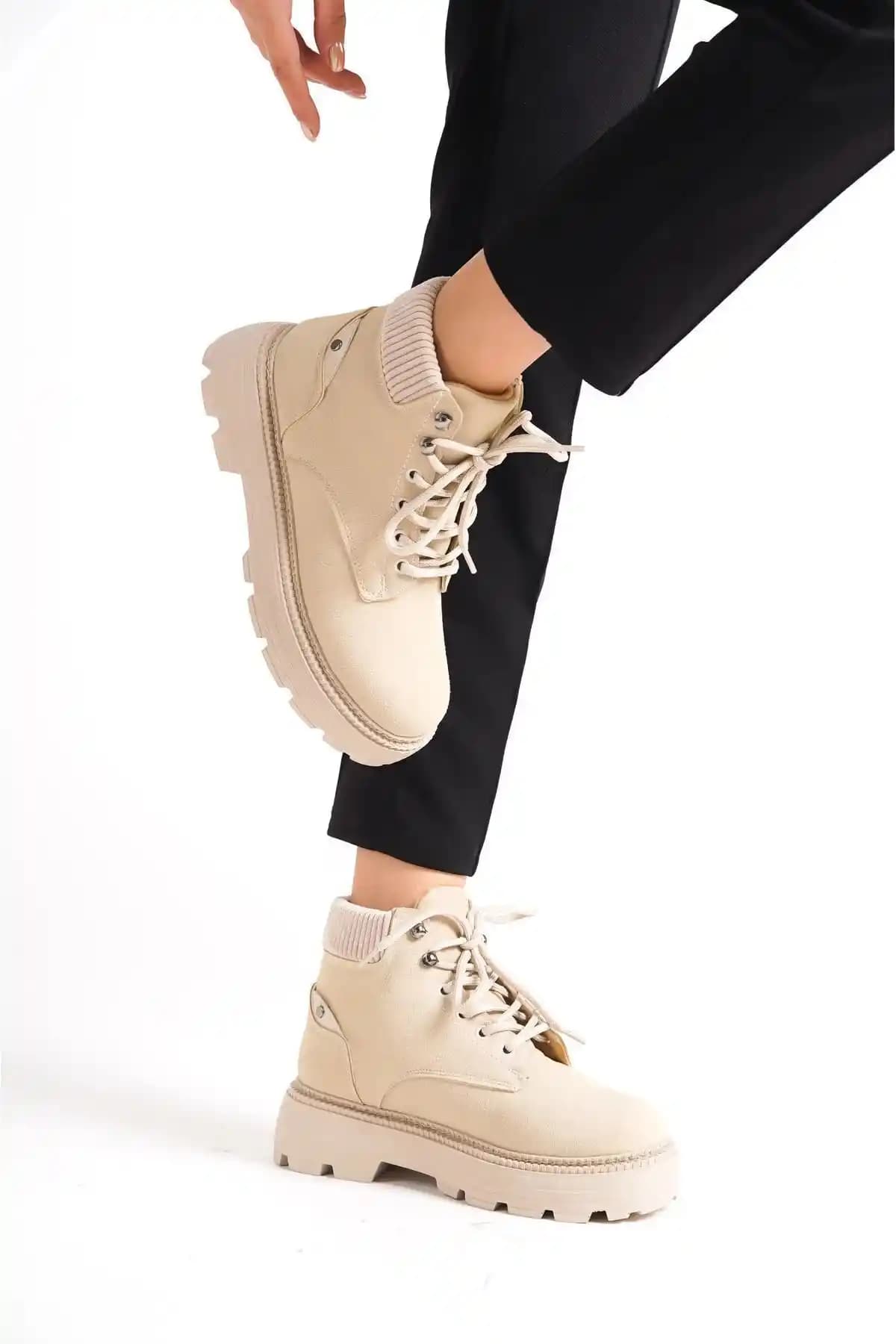 Goldenfoot Krem Süet Bağcıklı Yüksek Taban Kadın Botu Şıklık ve Konfor Sunar