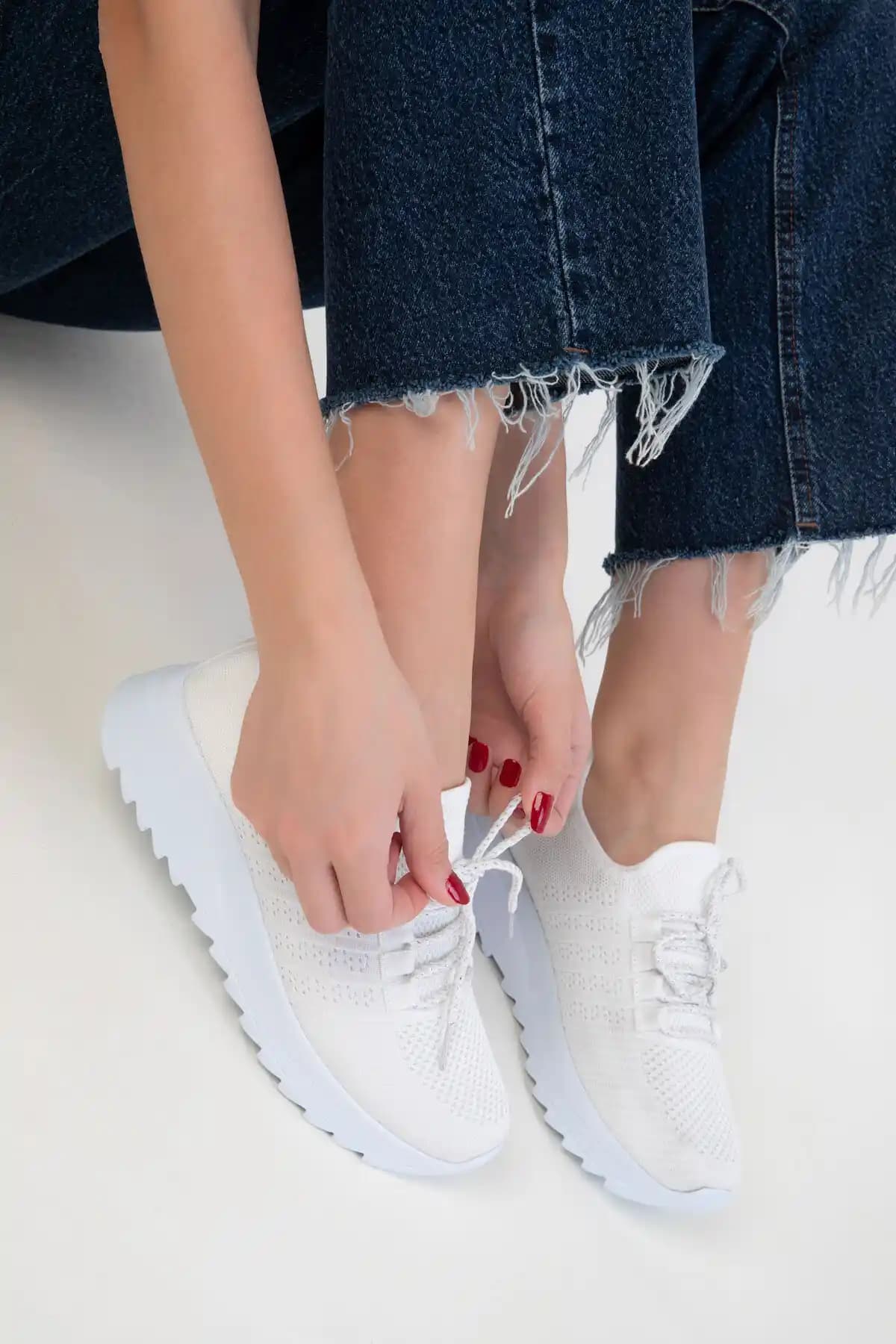 Günlük Şıklık ve Konfor Sunan SOHO Beyaz Kadın Sneaker 19118 Detayları