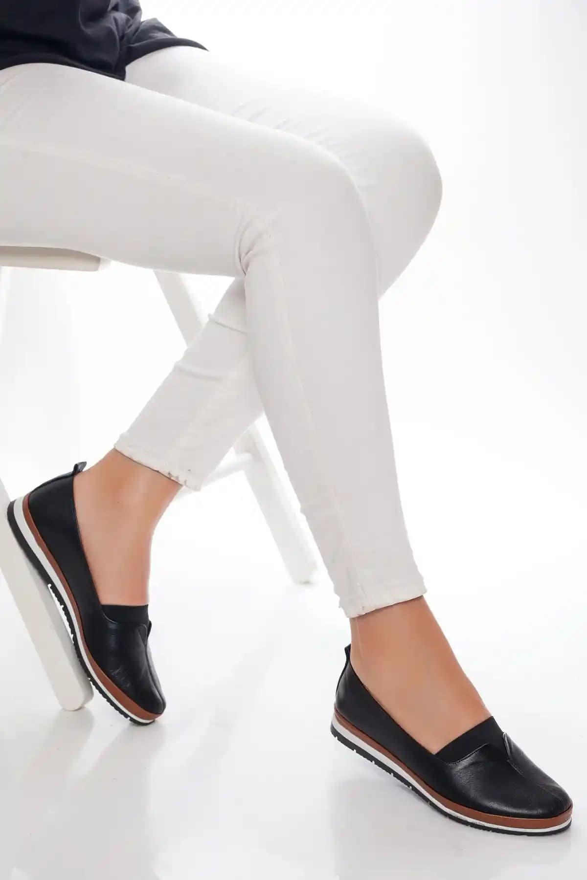 Hakiki Deri Siyah Kadın Babeti - Şıklık ve Konforu Bir Arada Sunan Tasarım