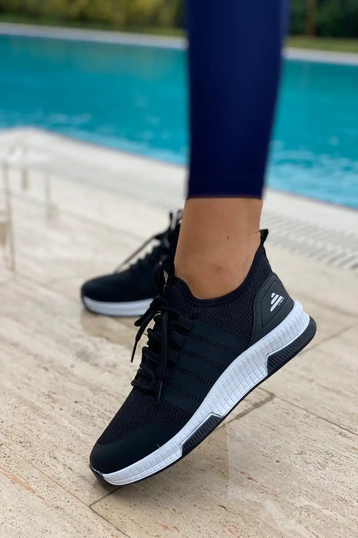 İnan Ayakkabı Siyah Triko Unisex Sneaker: Modern Tasarım ve Konforun Buluşması