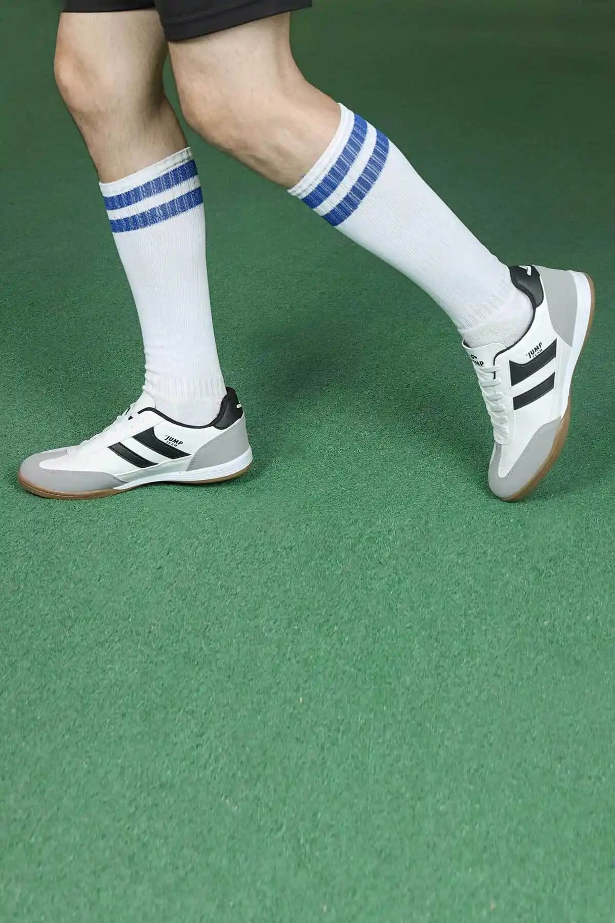 Jump 18089 Beyaz Siyah Halı Saha Kramponu Spor ve Günlük Kullanım İçin Uygun