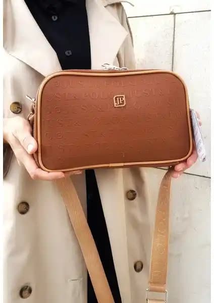 Just Polo kadın 5 bölmeli suni deri omuz ve çapraz çantası şıklık ve fonksiyonellik sunar