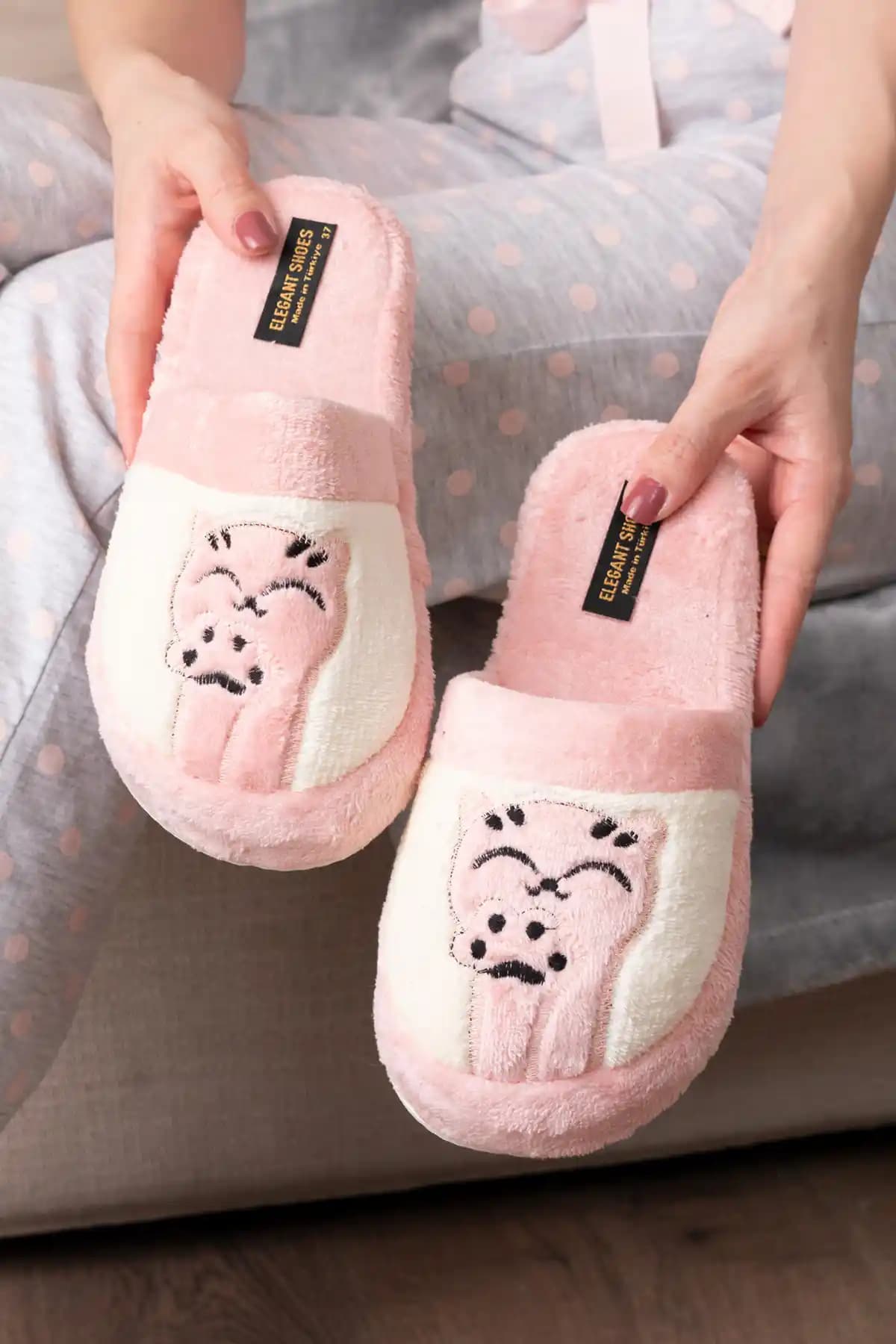 Kadın Kedi Pati Baskılı Kışlık Ev Terliği: Konfor ve Şıklığın Buluşması