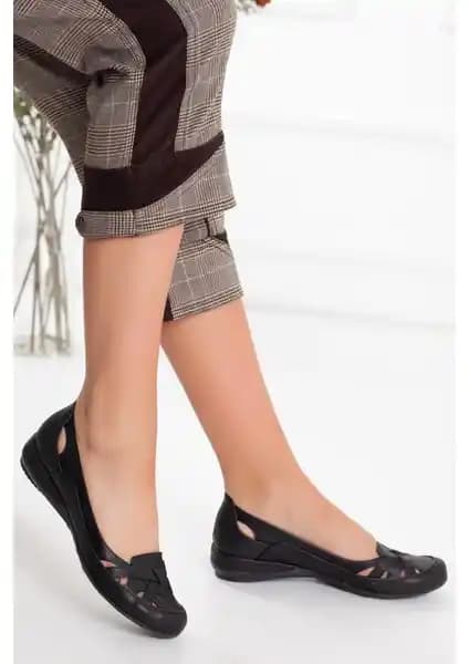 Kadın Siyah Babet: Şık ve Konforlu Günlük Ayakkabı Tasarımı ve Özellikleri