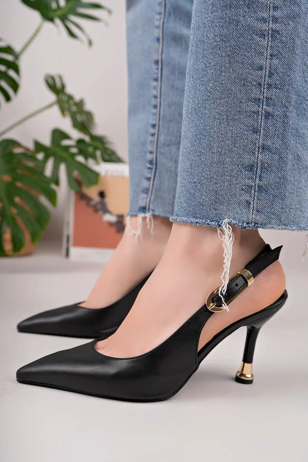 Kadın Siyah Deri Stiletto Ayakkabı: Şıklık ve Konforu Bir Arada Sunar