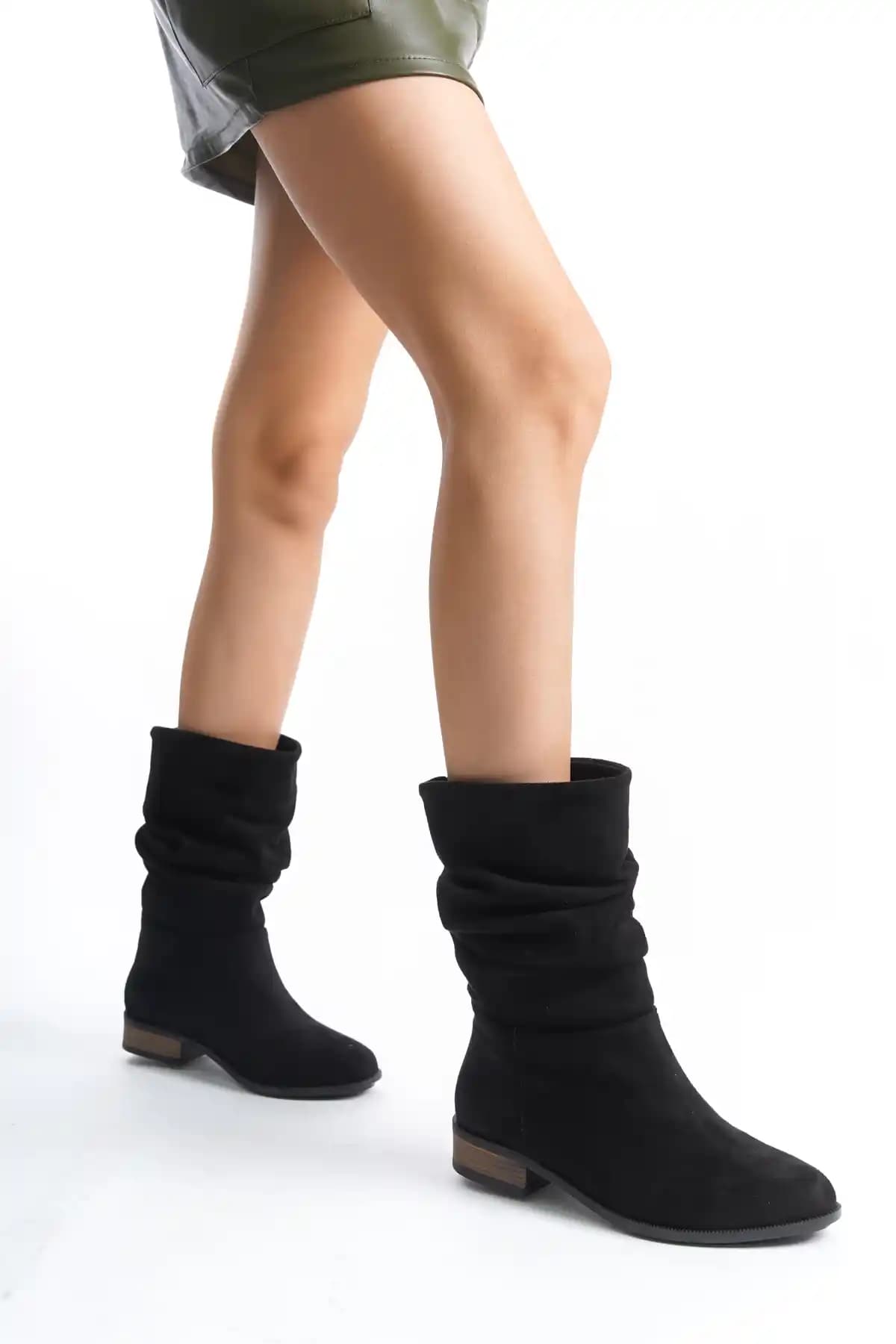 Kadın Siyah Süet Körüklü Günlük Bot: Şıklık ve Konforu Bir Arada Sunar