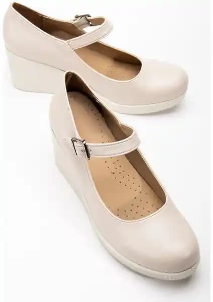 Kadınlar İçin Şık ve Konforlu Bej Rugan Suni Deri Dolgu Taban Ayakkabı