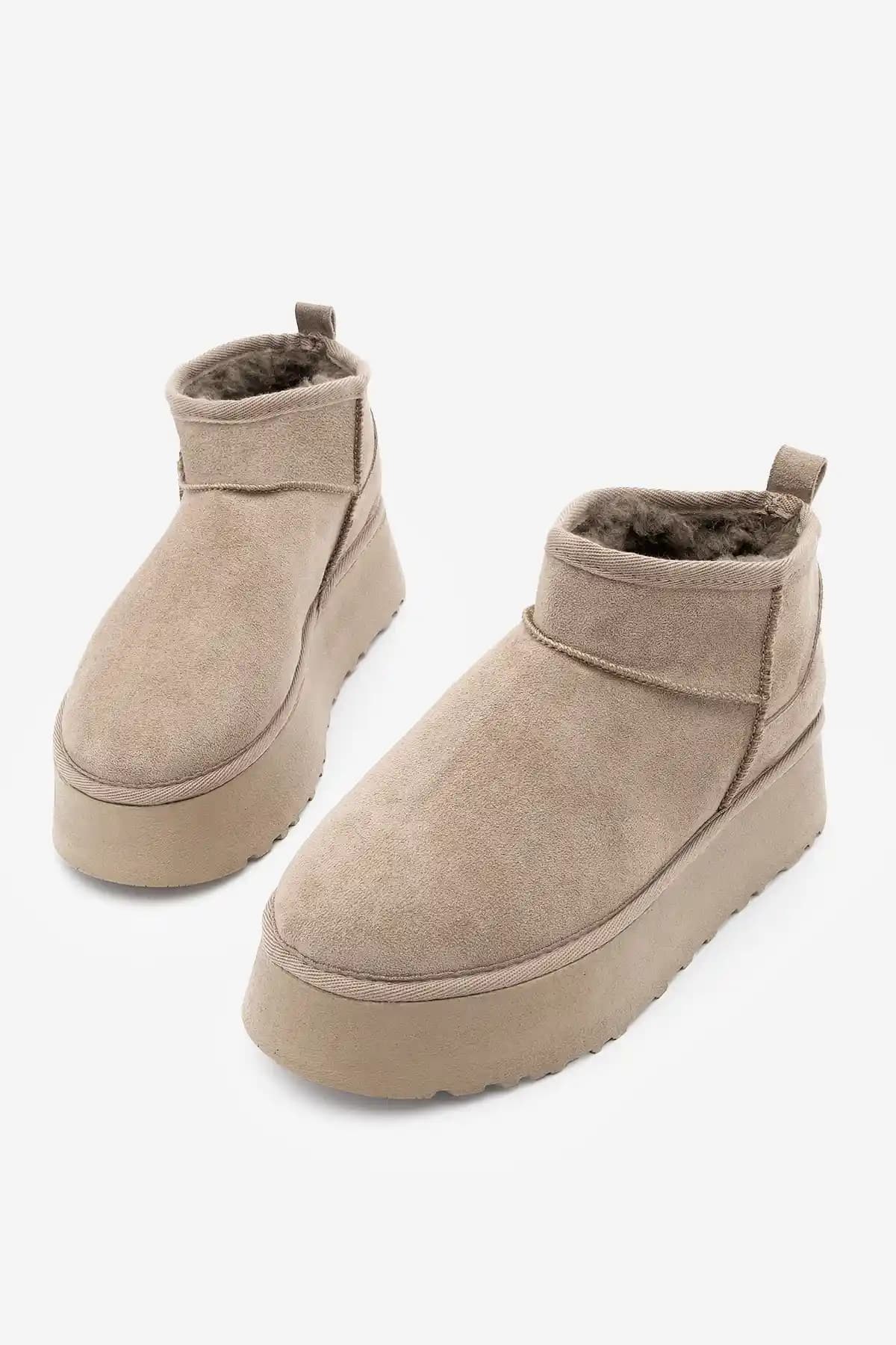 Kadınlar İçin Şık ve Konforlu Kürklü Botlar: Kış Aylarının Favorisi