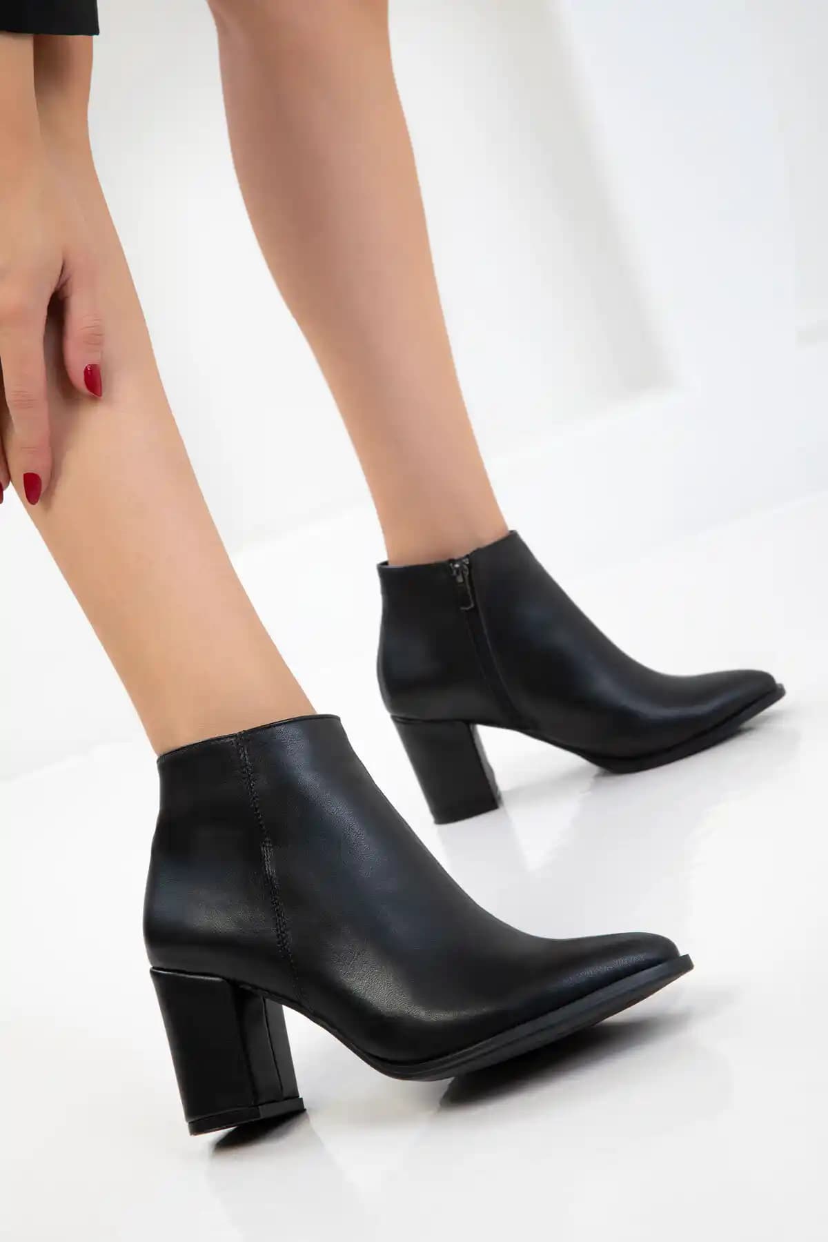 Kadınlar İçin Şık ve Konforlu Siyah Süet Bot ve Bootie Modelleri