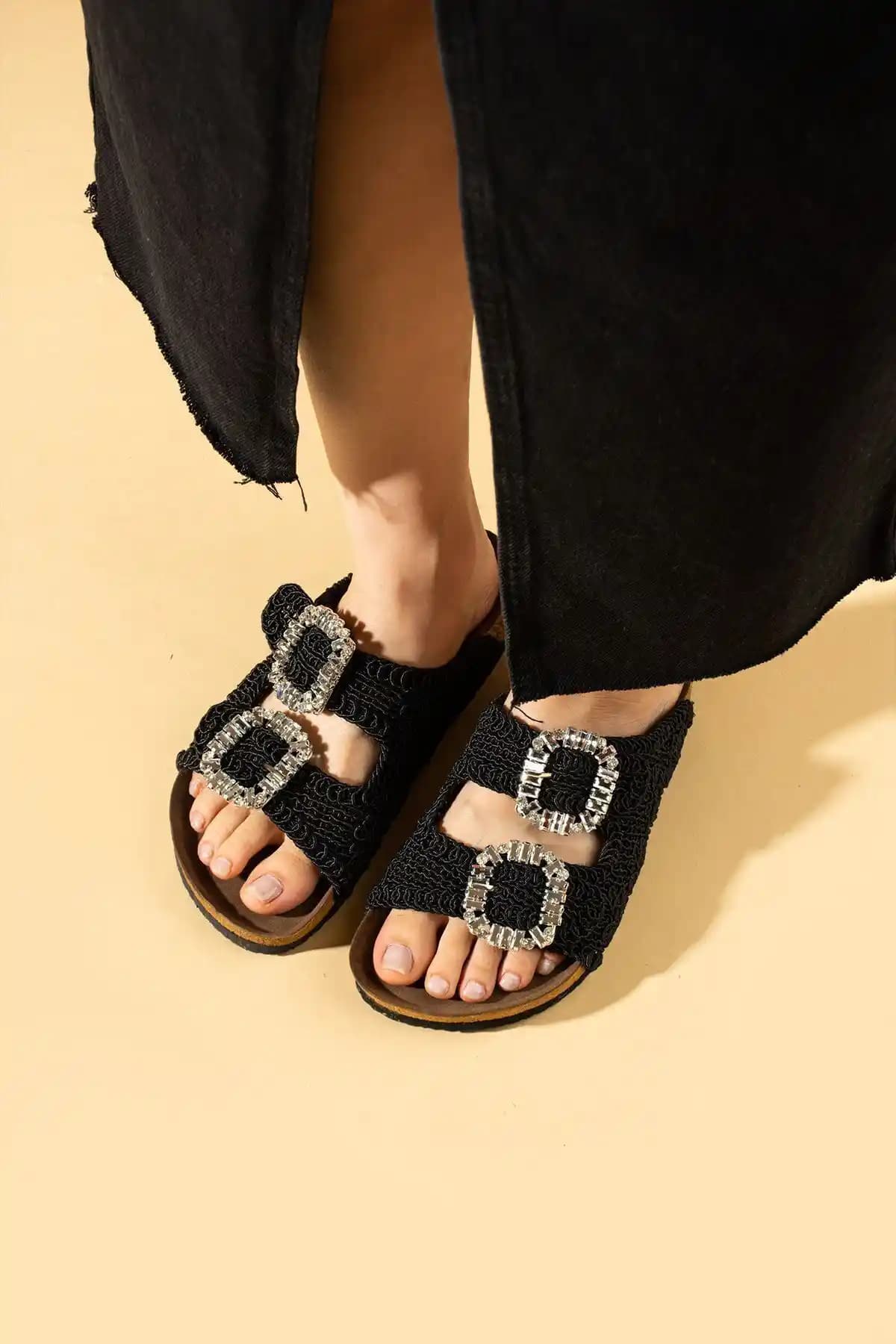 Kadınlar İçin Siyah Anatomik Rahat Terlik ve Sandalet Modelleri