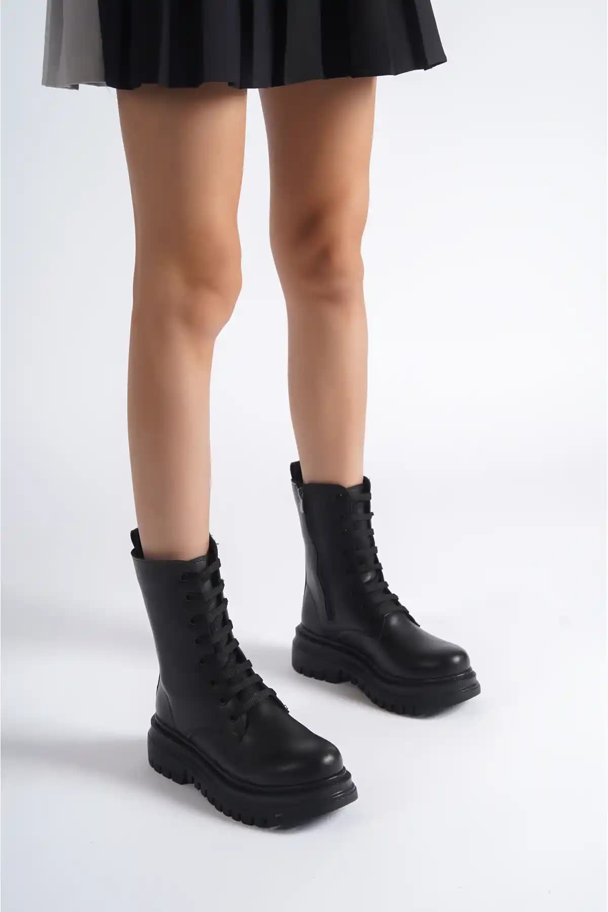 Kadınlar İçin Siyah Soğuk Geçirmez Tüylü Bot: Şıklık ve Konforun Buluşması