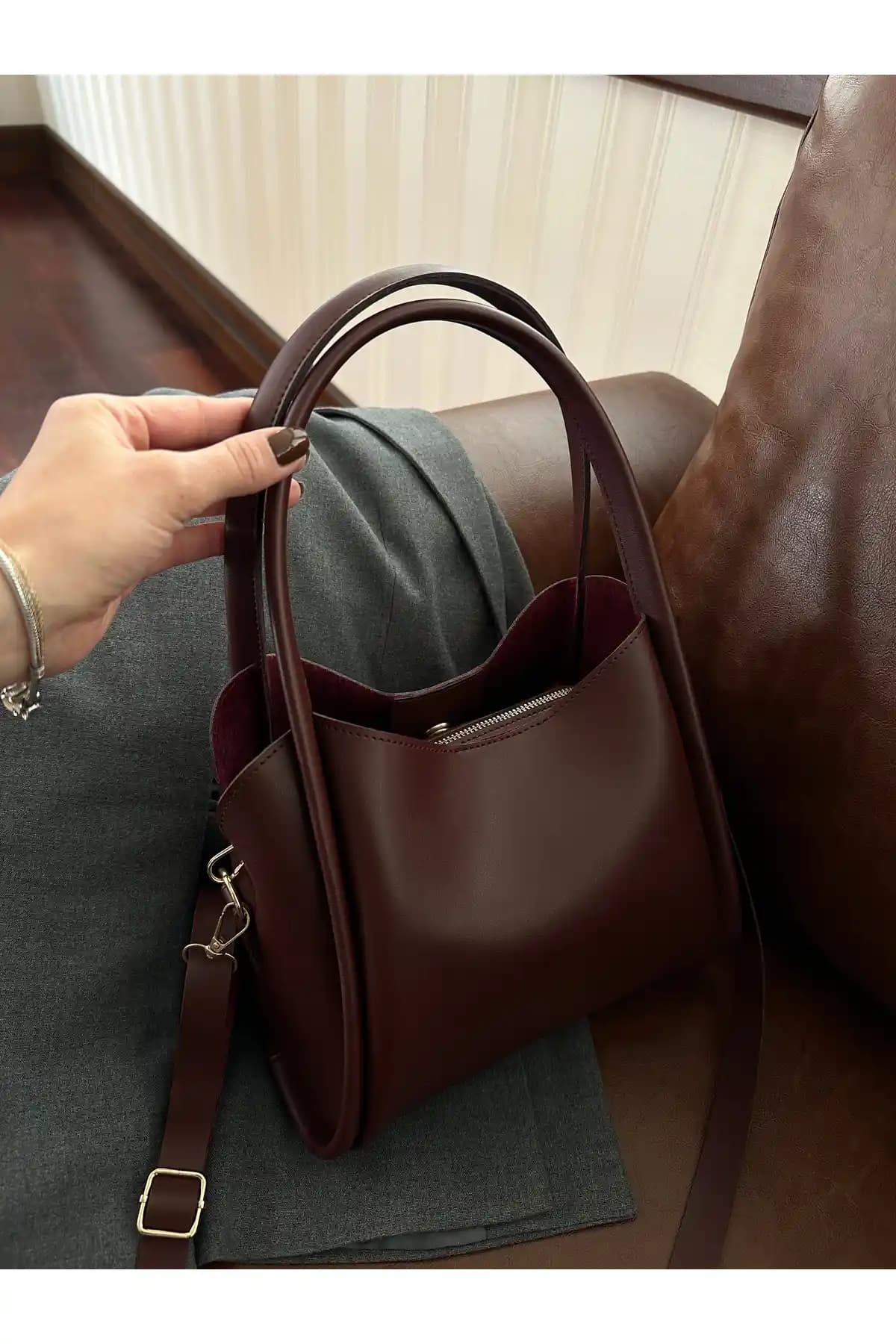 Kadınlar İçin Üç Bölmeli Suni Deri Makyaj Çantası Estetik ve Kullanışlı Tasarım