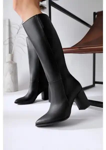 Limoya Tatum Siyah Sivri Burunlu Orta Topuklu Çizme: Şıklık ve Konforun Modern Buluşması