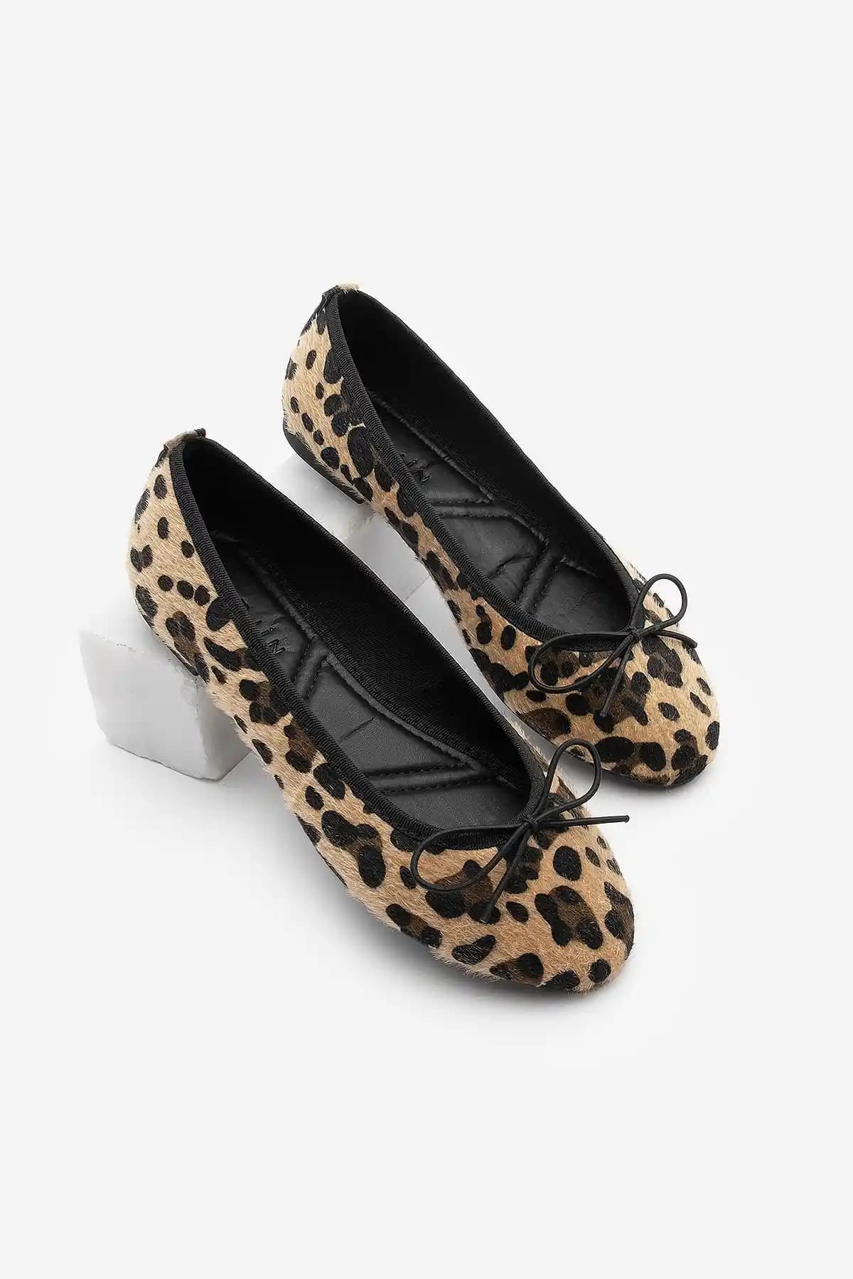 Marjin Adusa Leopar Kadın Babetleri: Şıklık ve Konforu Bir Arada Sunan Günlük Ayakkabı
