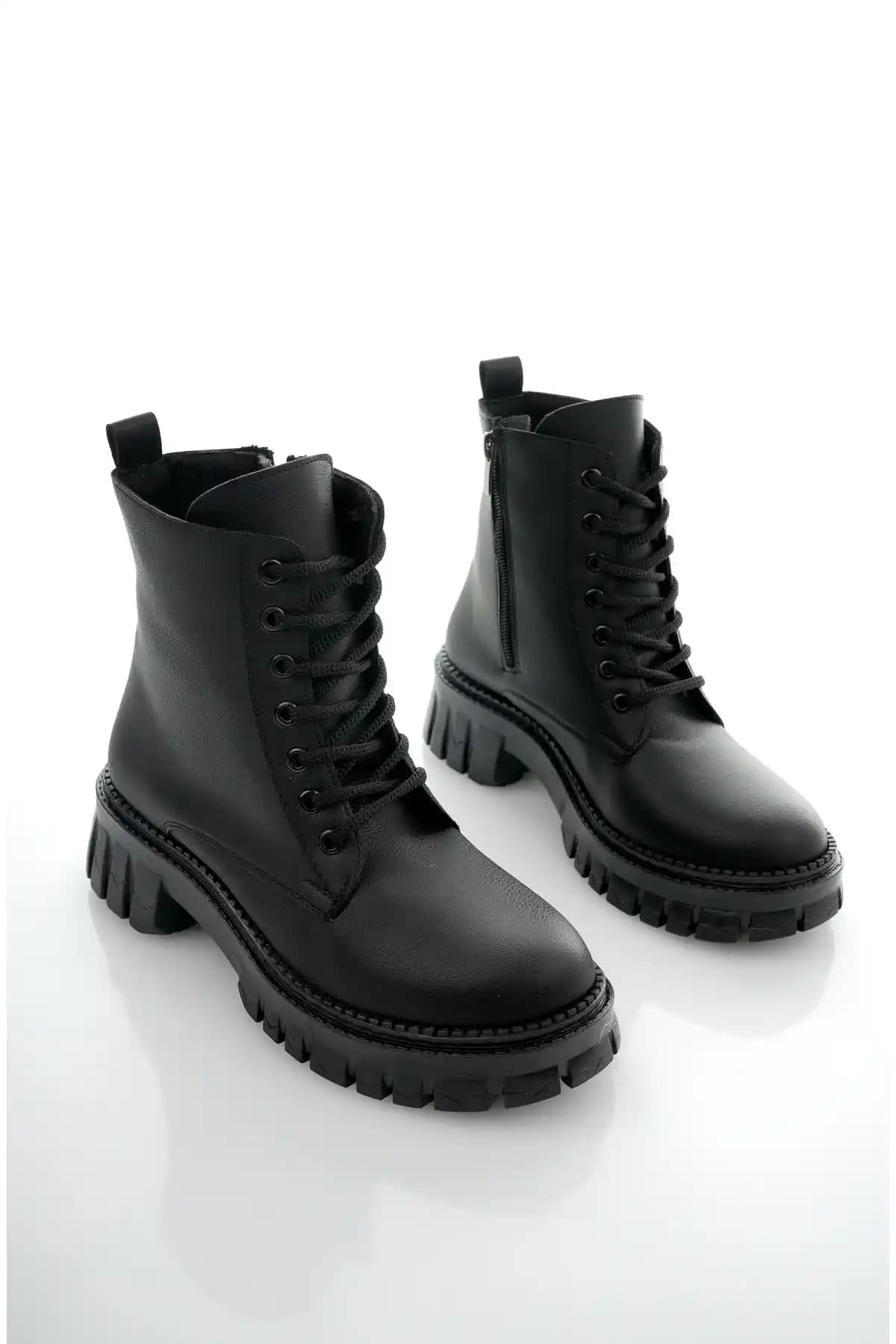 Meyra Siyah Cilt 9 Bağcıklı Bot: Şıklık ve Konforu Bir Arada Sunan Kış Ayakkabısı