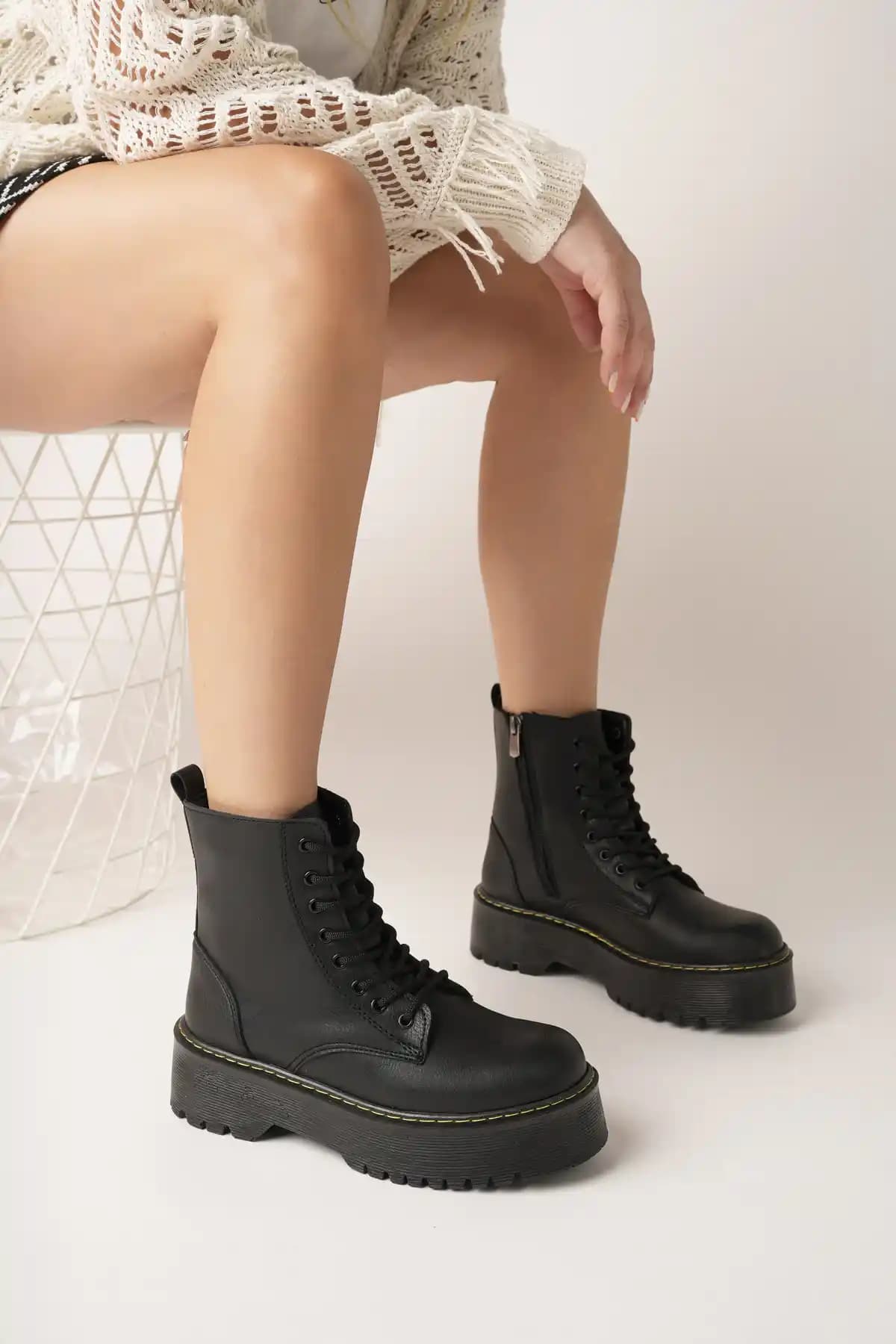 Meyra Siyah Cilt Kadın Botları: Şıklık ve Konfor Sunan Dayanıklı Kış Ayakkabıları