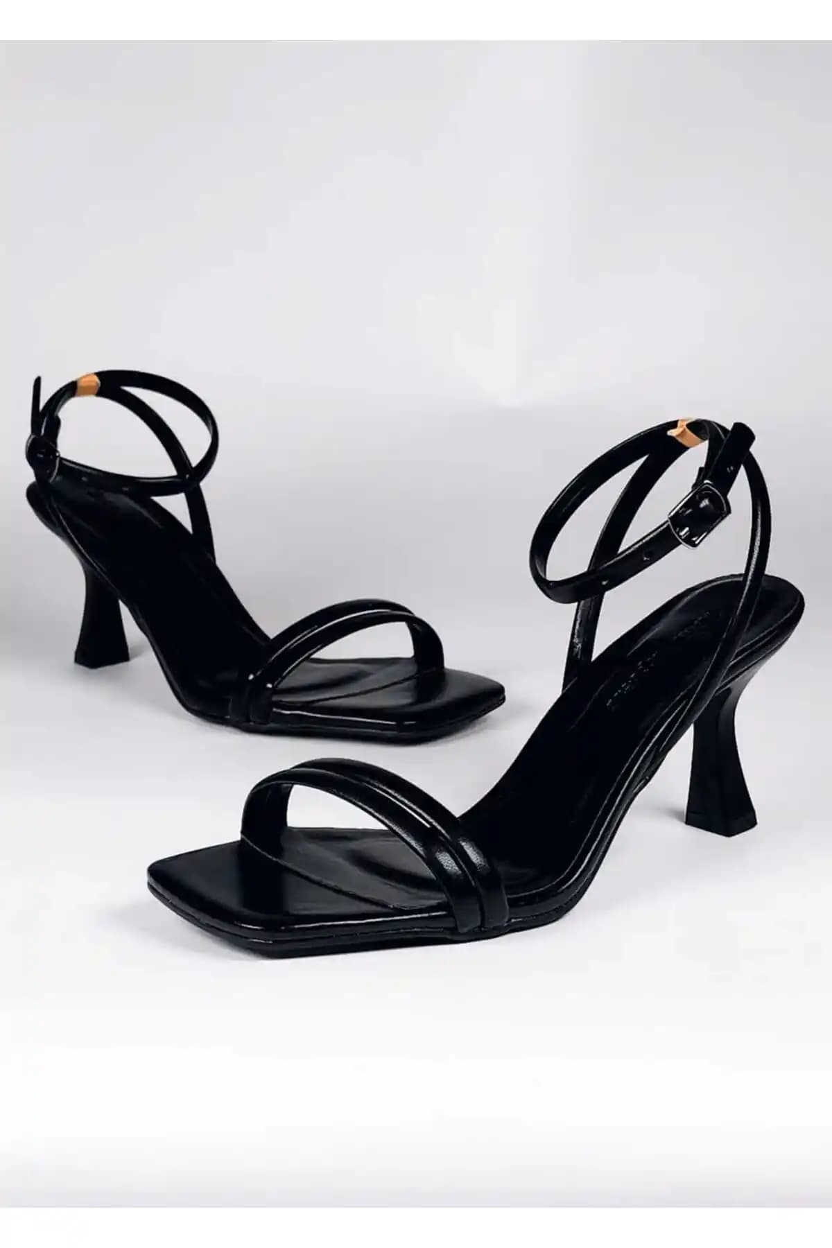 Mitto Kadın Siyah Yazlık Topuklu Ayakkabı Şıklık ve Konforu Bir Arada Sunar