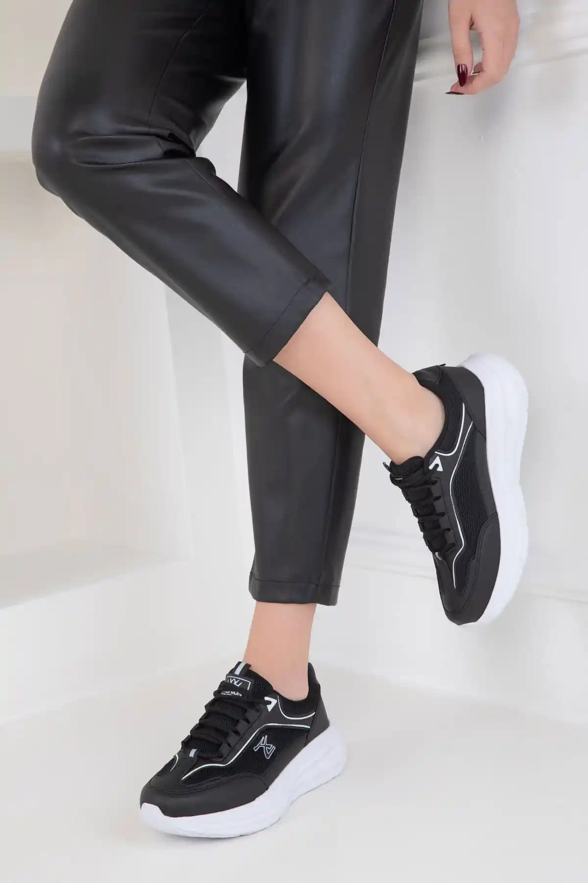 Modern Kadınlar İçin Şık ve Konforlu Siyah-Beyaz Sneaker 20414 - Günlük Kullanım İçin Uygun