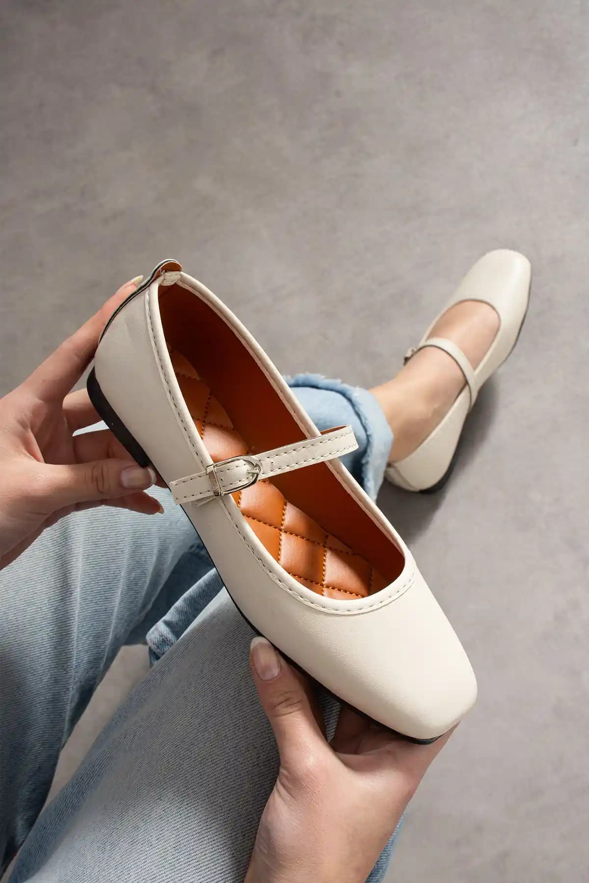 MUFUMA Bej Mary Jane Kadın Babet: Şıklık ve Konforu Bir Arada Sunan Tasarım